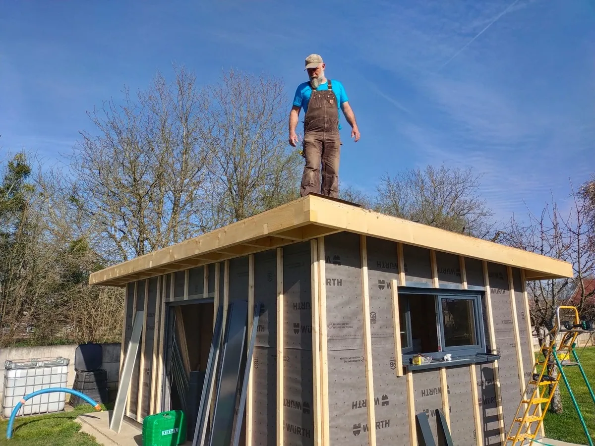 Thomas en action abris jardin en bois