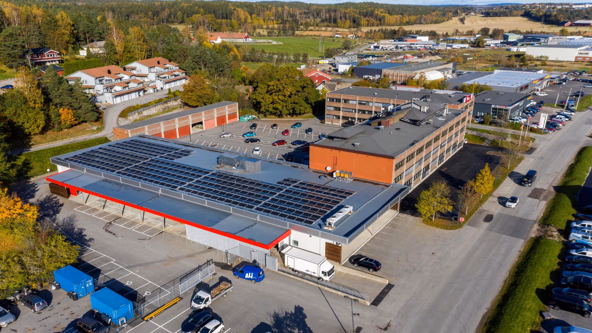 Luftfoto av solcelleanlegget på Stabburveien 18 i Fredrikstad