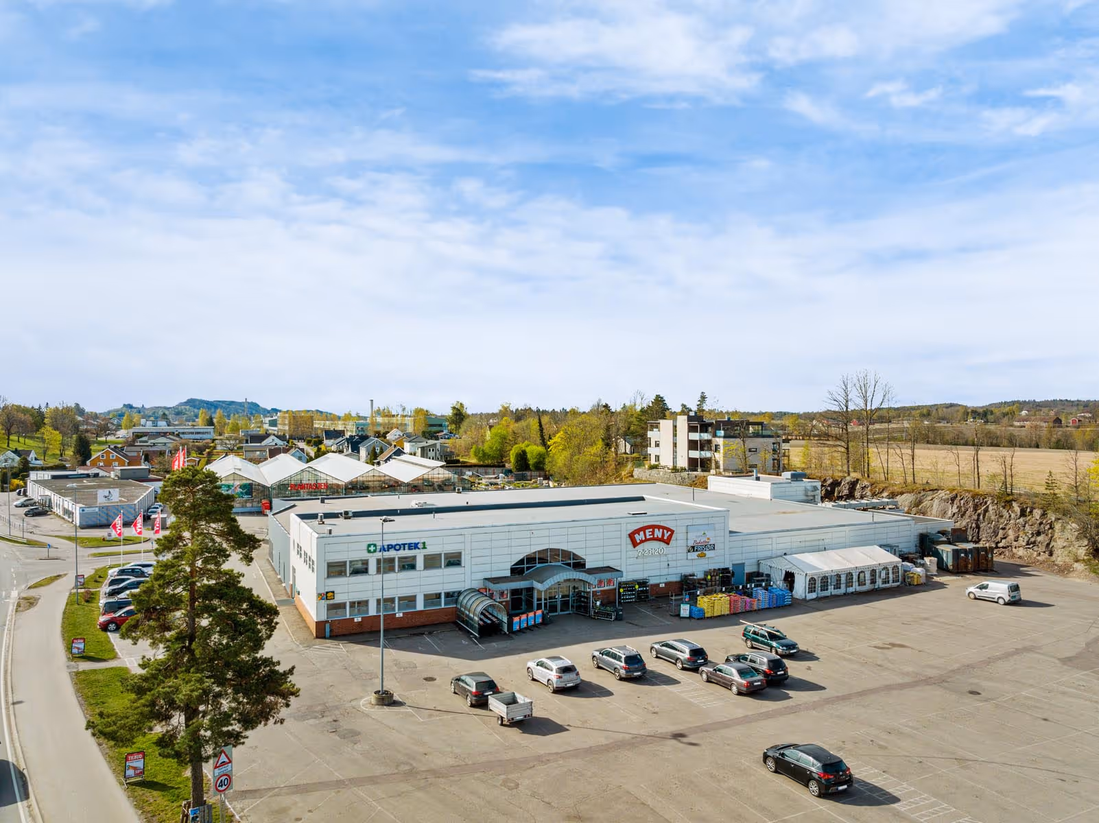 Luftfoto av Hvittingfossveien 123 på Holmestrandtoppen hvor det er i ferd med å bygges ut et solcelleanleggg.