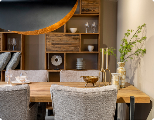 Troedoor, woonkamer met houten wandkast, stoelen en decoratie