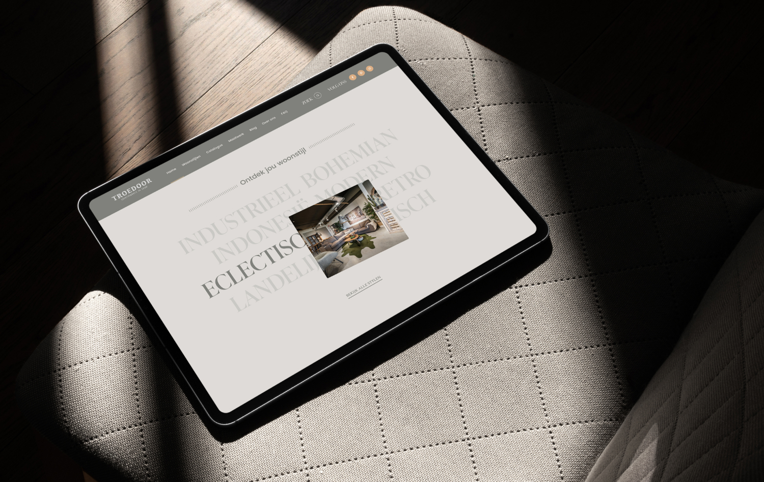 Troedoor, tablet met de website in zonlicht