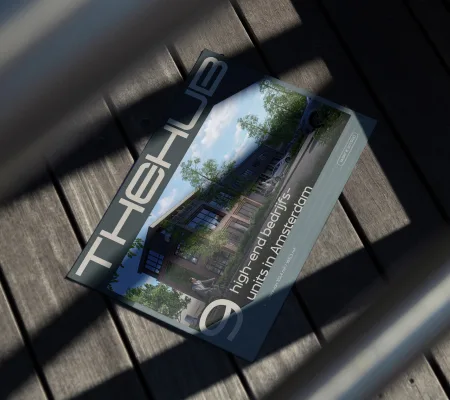 The Hub, brochure met logo op een houten ondergrond