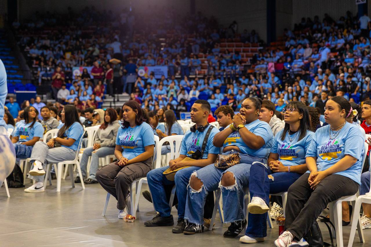 Gobernadora Reconoce Trabajo de Jóvenes - Foto 3