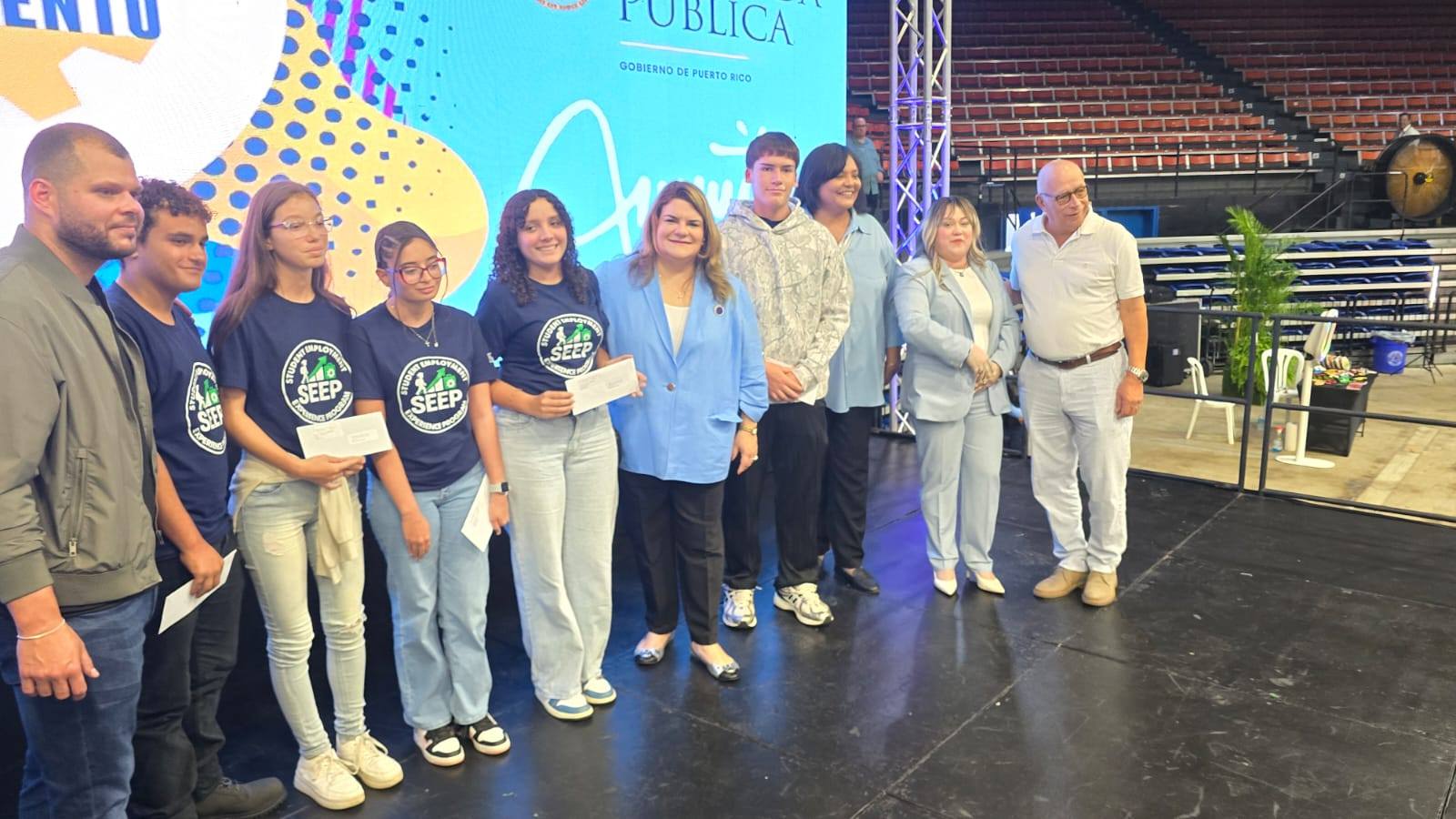 Gobernadora Reconoce Trabajo de Jóvenes - Foto 4