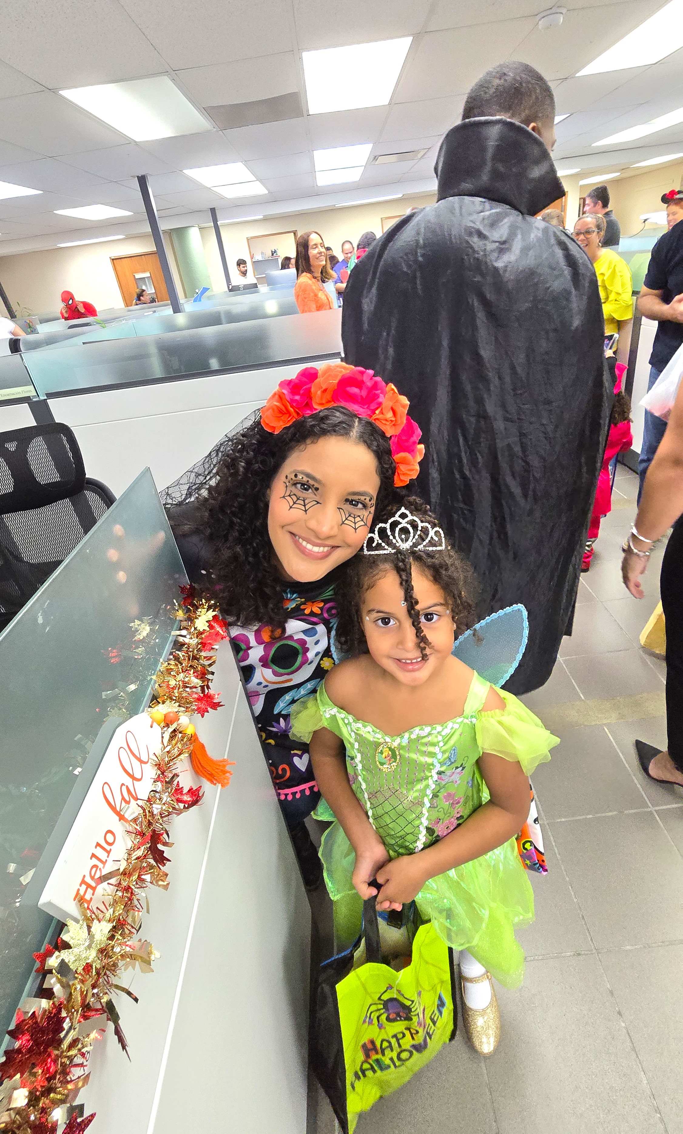 Niños del Centro de Cuido de Vivienda Disfrutan de Su Día de Halloween - Foto 2