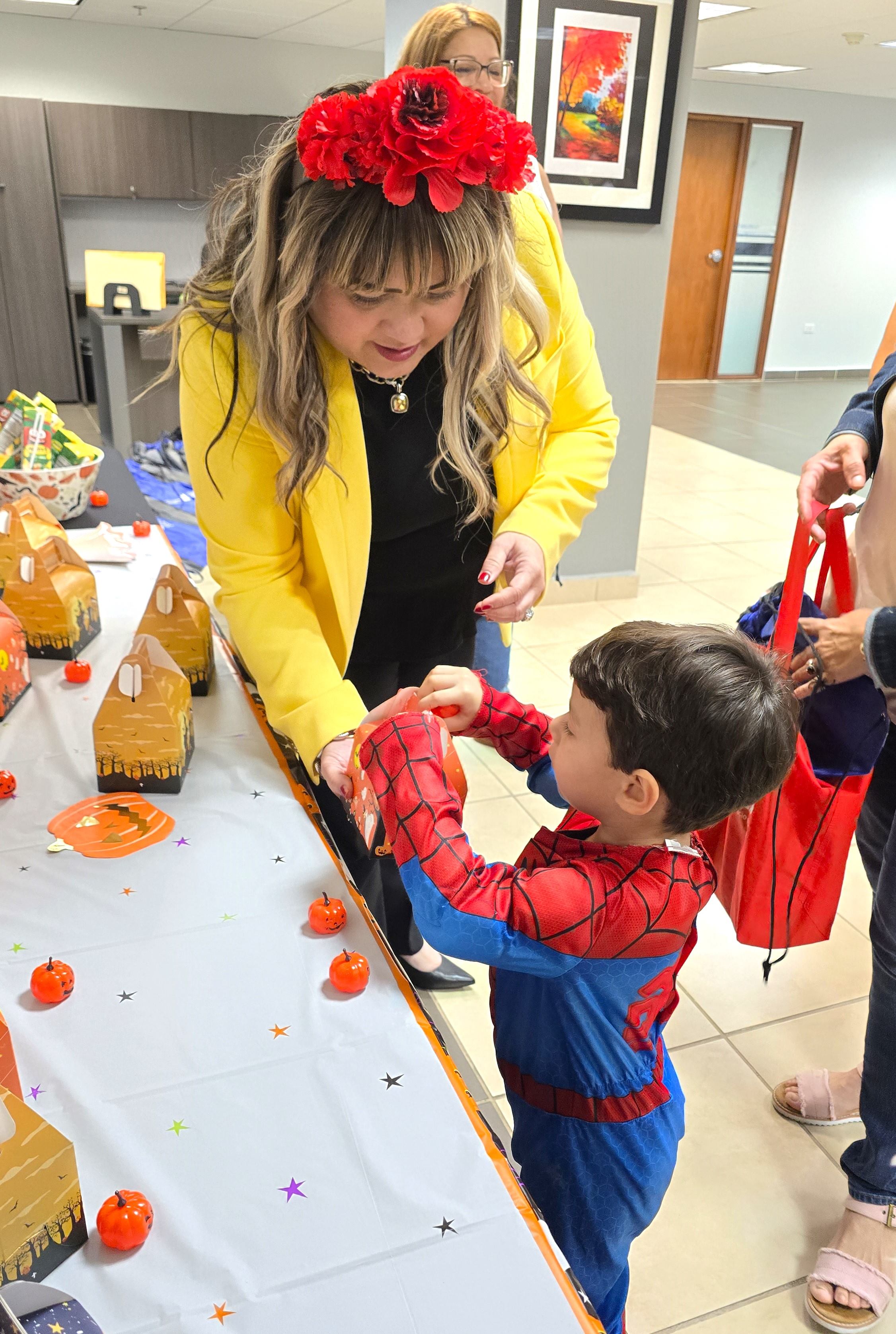 Niños del Centro de Cuido de Vivienda Disfrutan de Su Día de Halloween - Foto 3