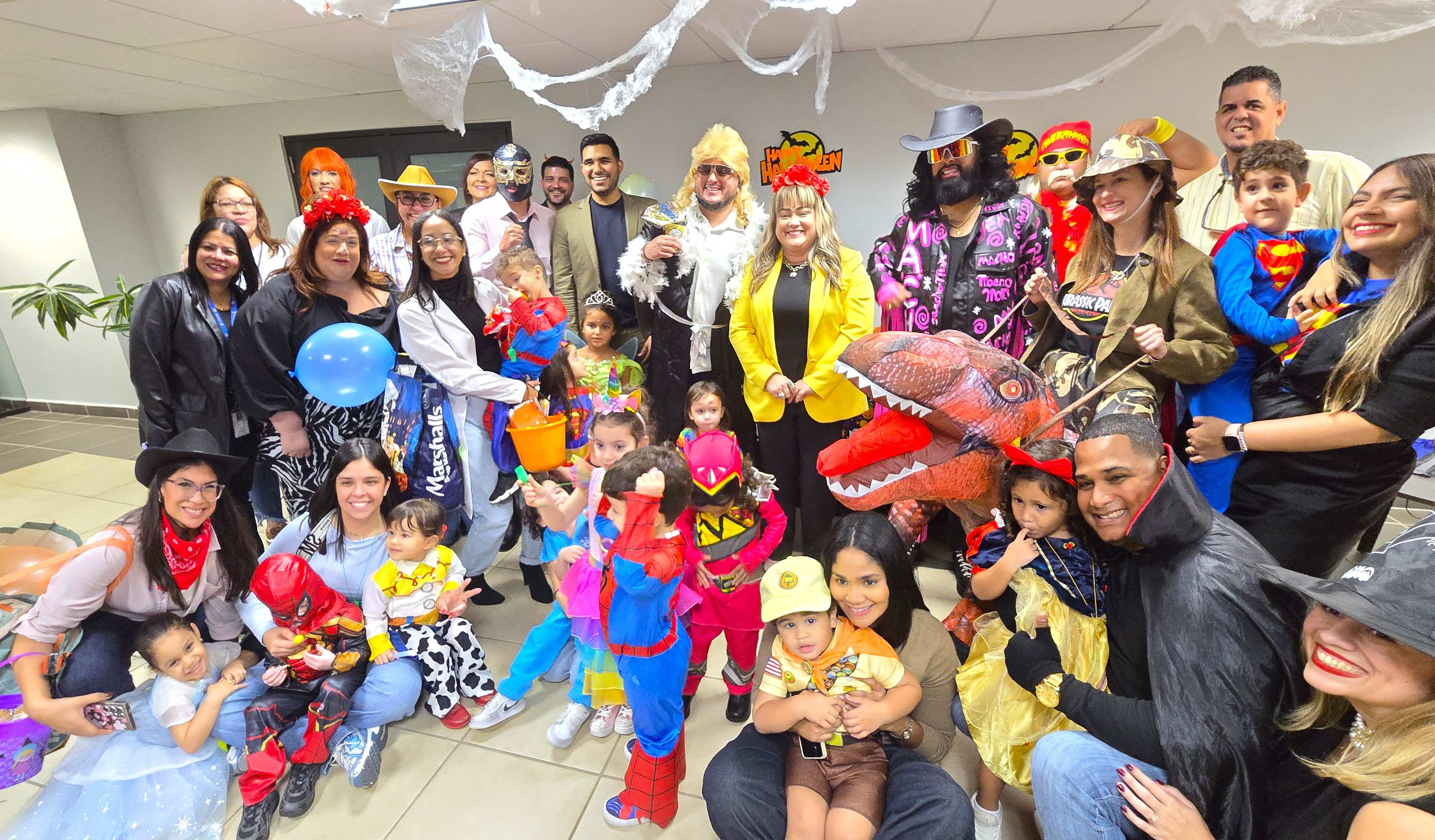 Niños del Centro de Cuido de Vivienda Disfrutan de Su Día de Halloween - Foto 4