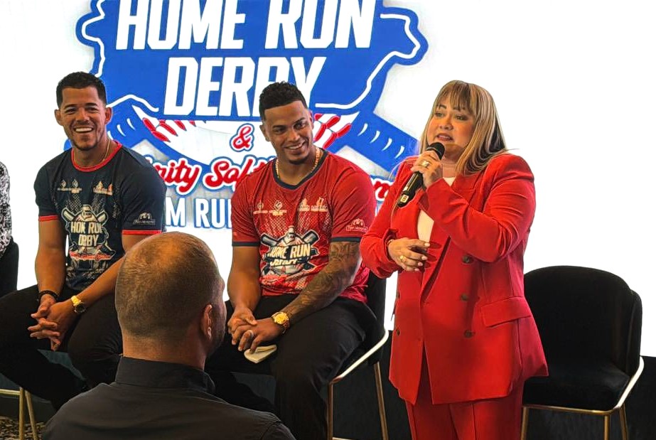 Secretaria y Administrador Apoyan Fundación que Ofrece Clínicas Deportivas en Residenciales