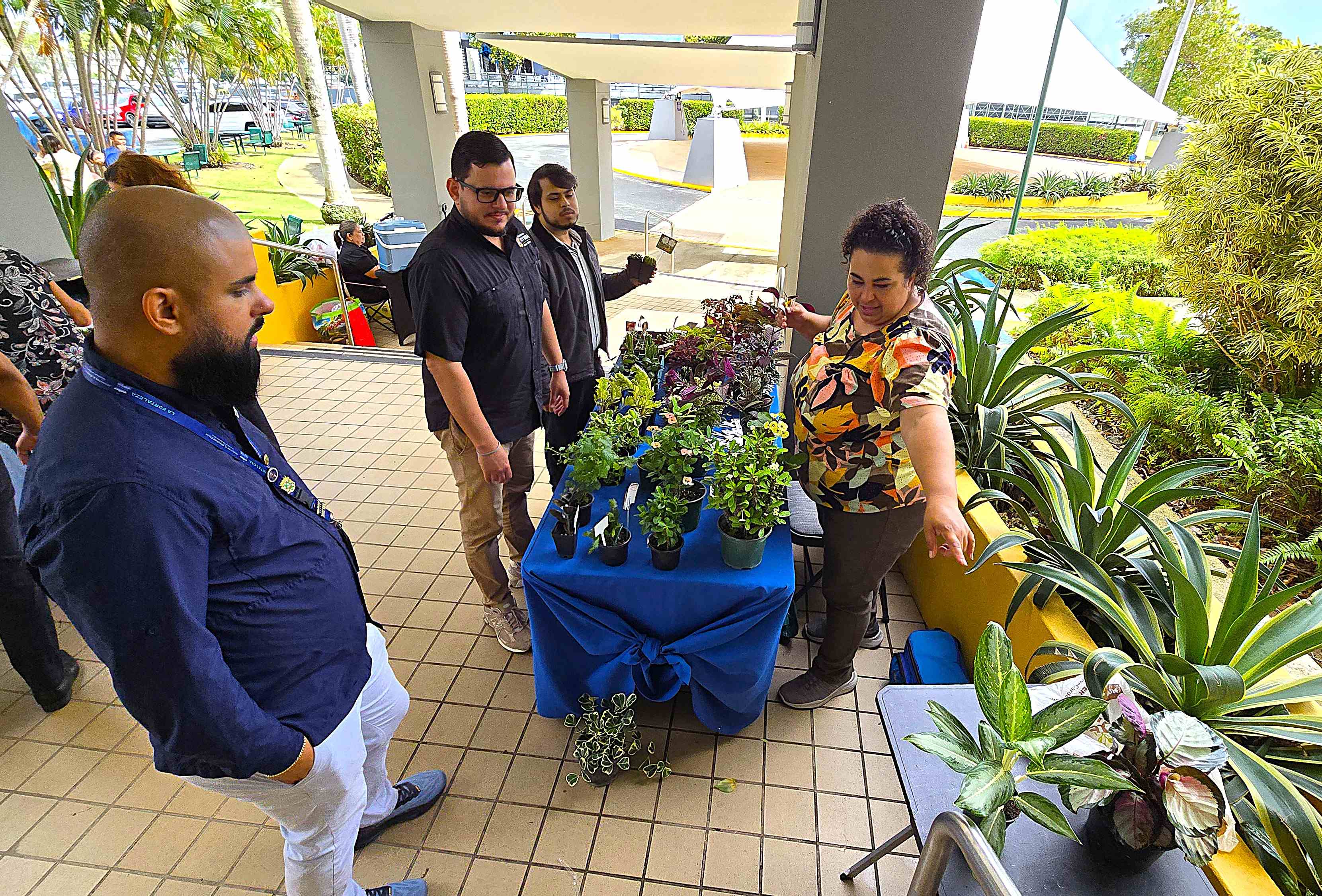 En Celebración de la Semana de la Mujer Emprendedores de AVP Visitan Oficinas de Vivienda - Foto 4