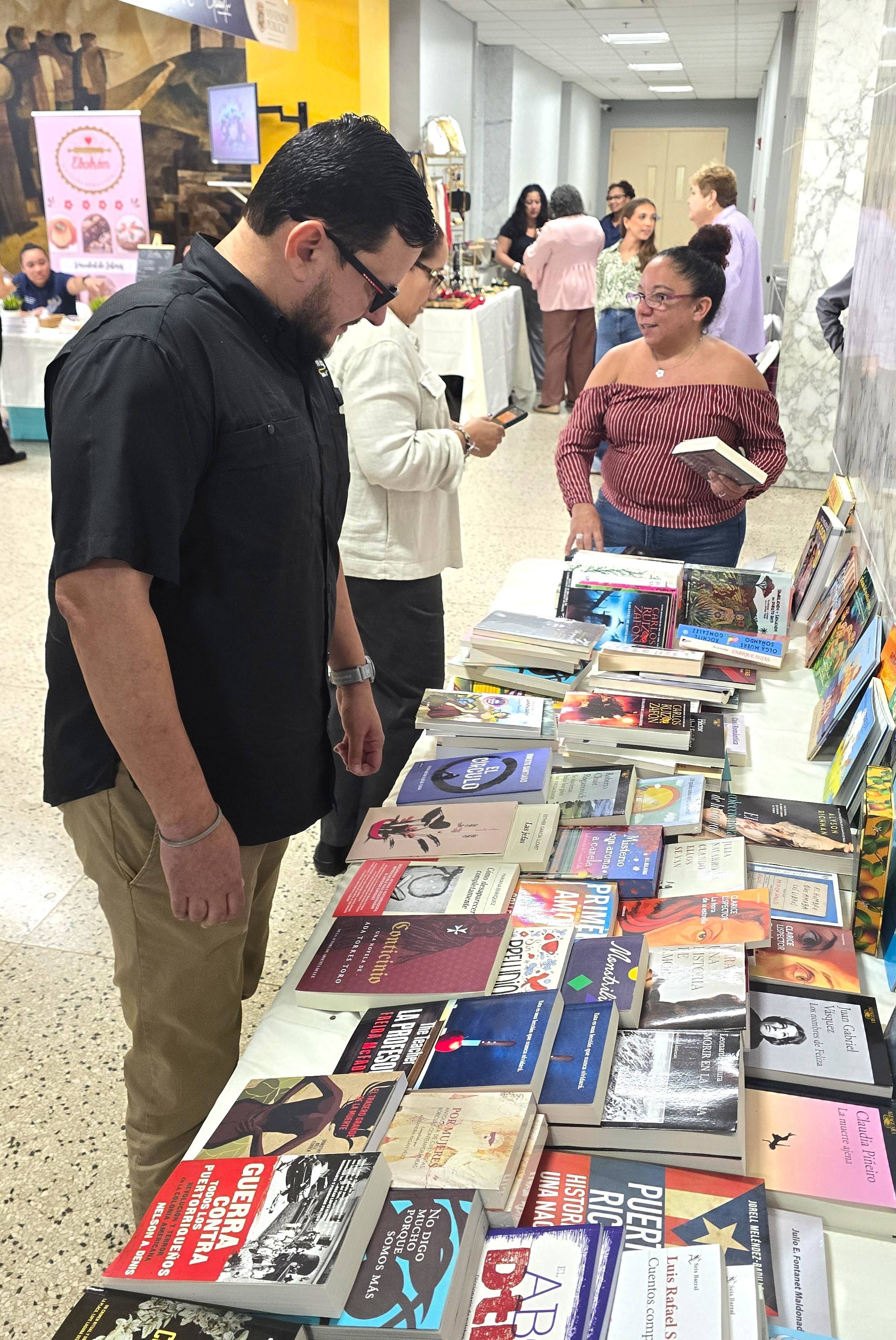 En Celebración de la Semana de la Mujer Emprendedores de AVP Visitan Oficinas de Vivienda - Foto 2