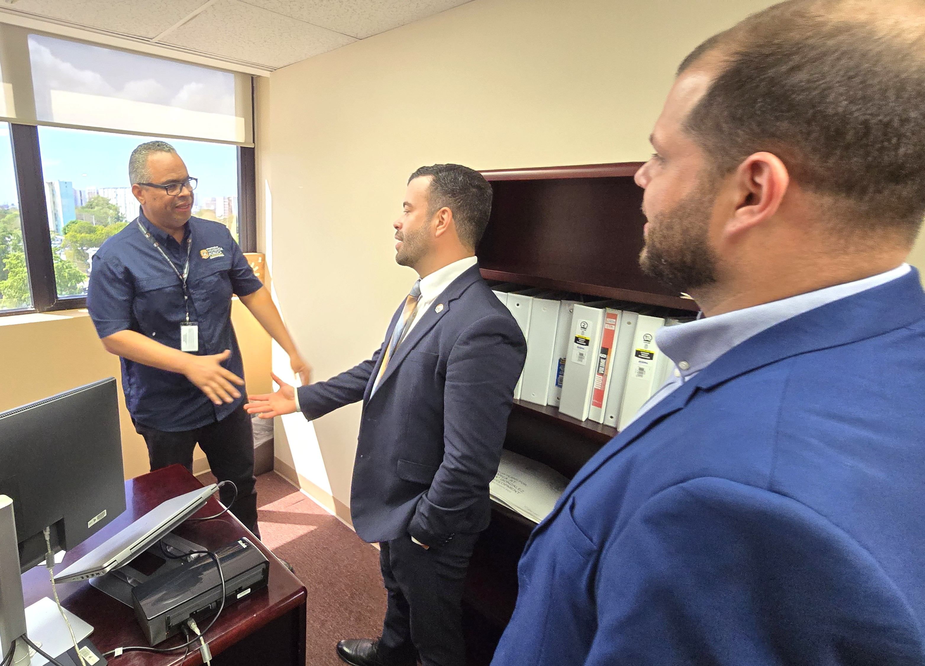 Secretario Interino de Vivienda Inicia Trabajos - Foto 4