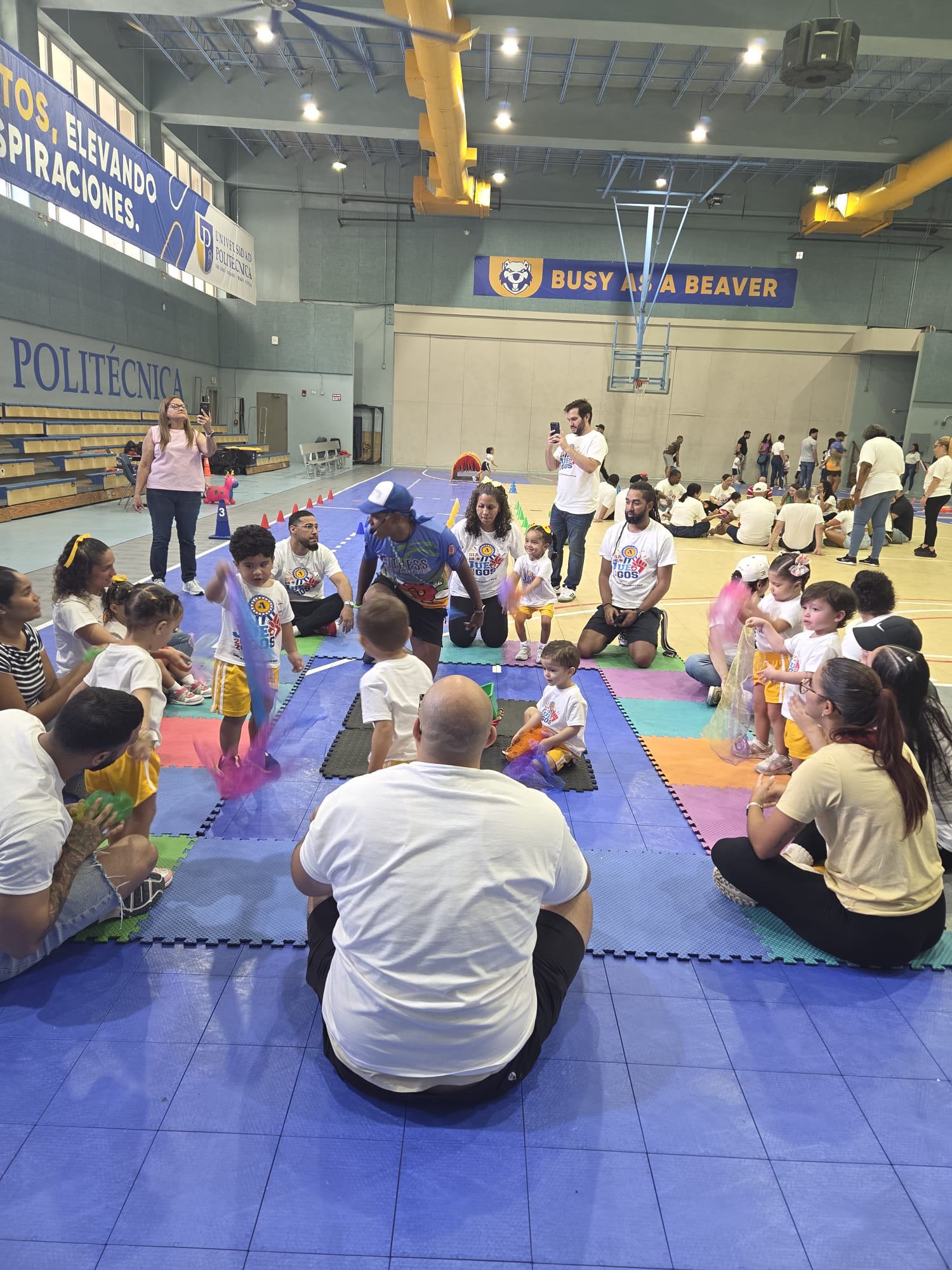 Centro de Cuidado Diurno de Vivienda Tienen su Día de Juegos - Foto 2