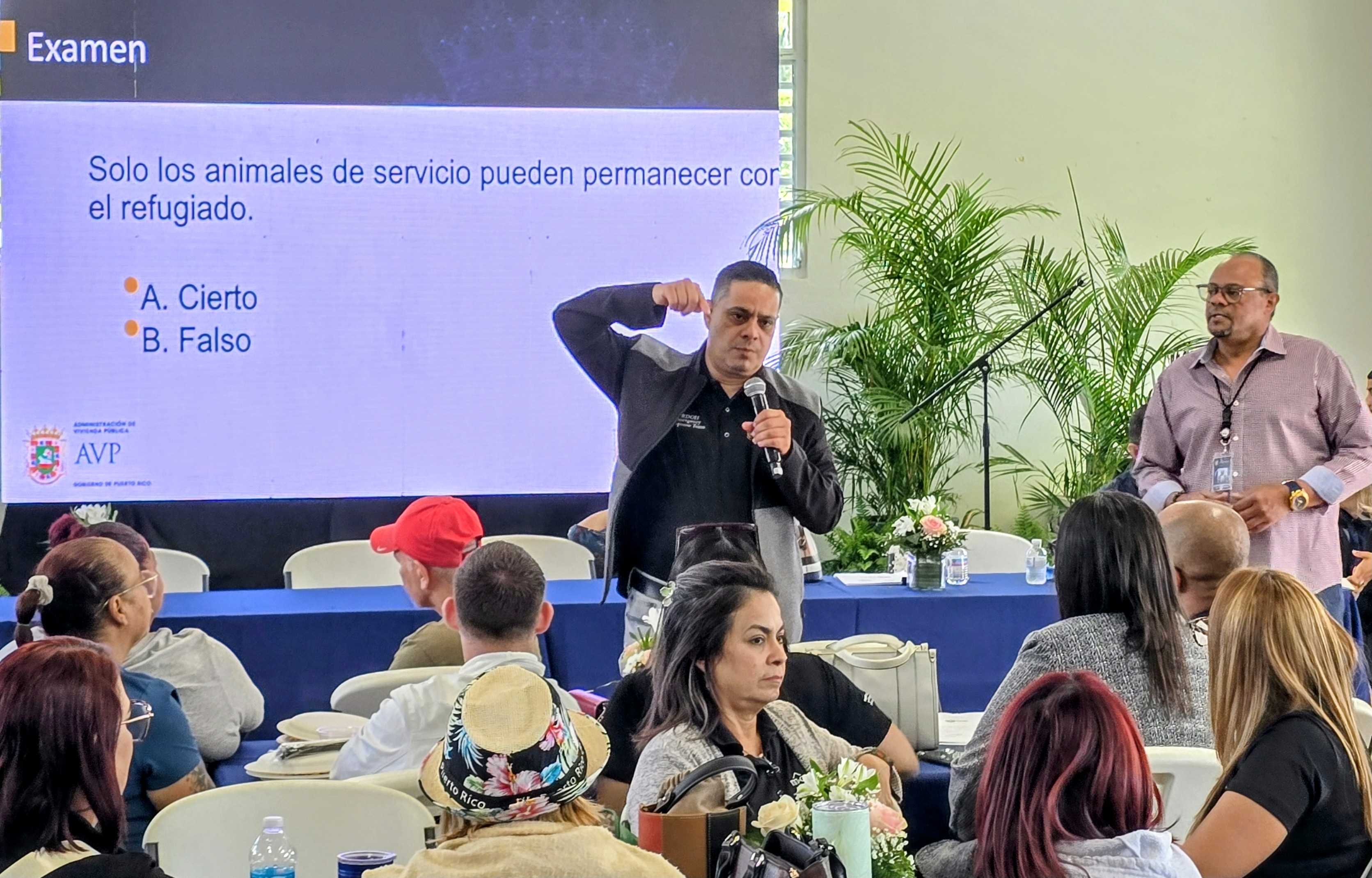 Oficina de Manejo de Emergencias de Vivienda Adiestra a Empleados de Inn Capital - Foto 3