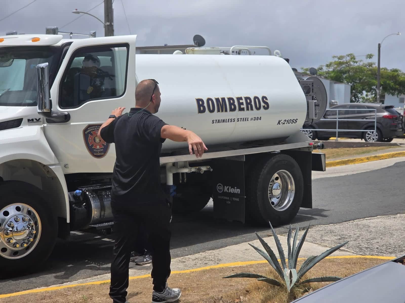 Entregan y Reparten Agua en Residencial Las Casas y Égida Leopoldo Figueroa - Foto 2