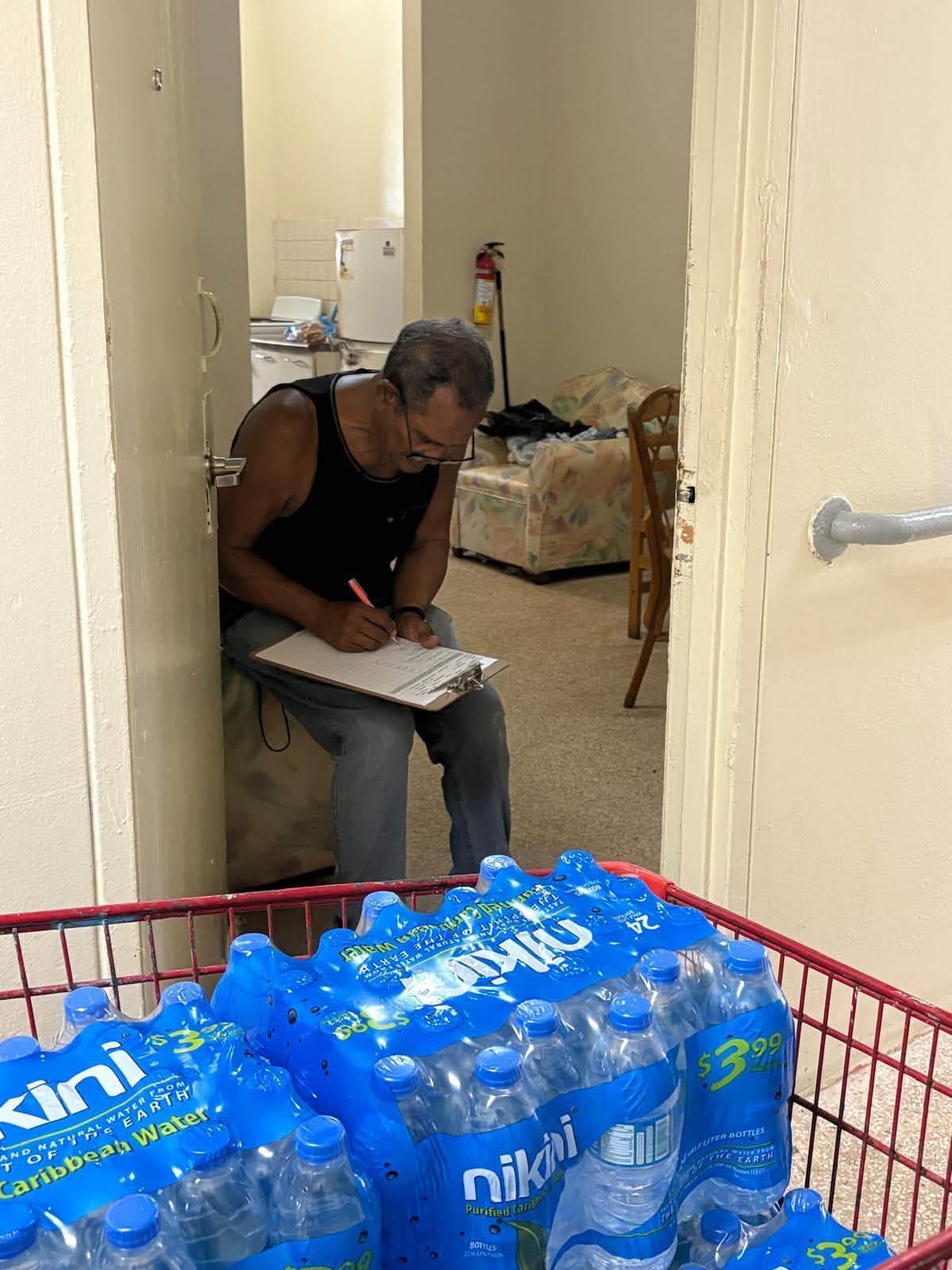 Entregan y Reparten Agua en Residencial Las Casas y Égida Leopoldo Figueroa - Foto 8