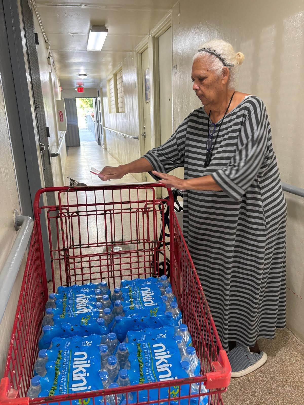 Entregan y Reparten Agua en Residencial Las Casas y Égida Leopoldo Figueroa - Foto 10
