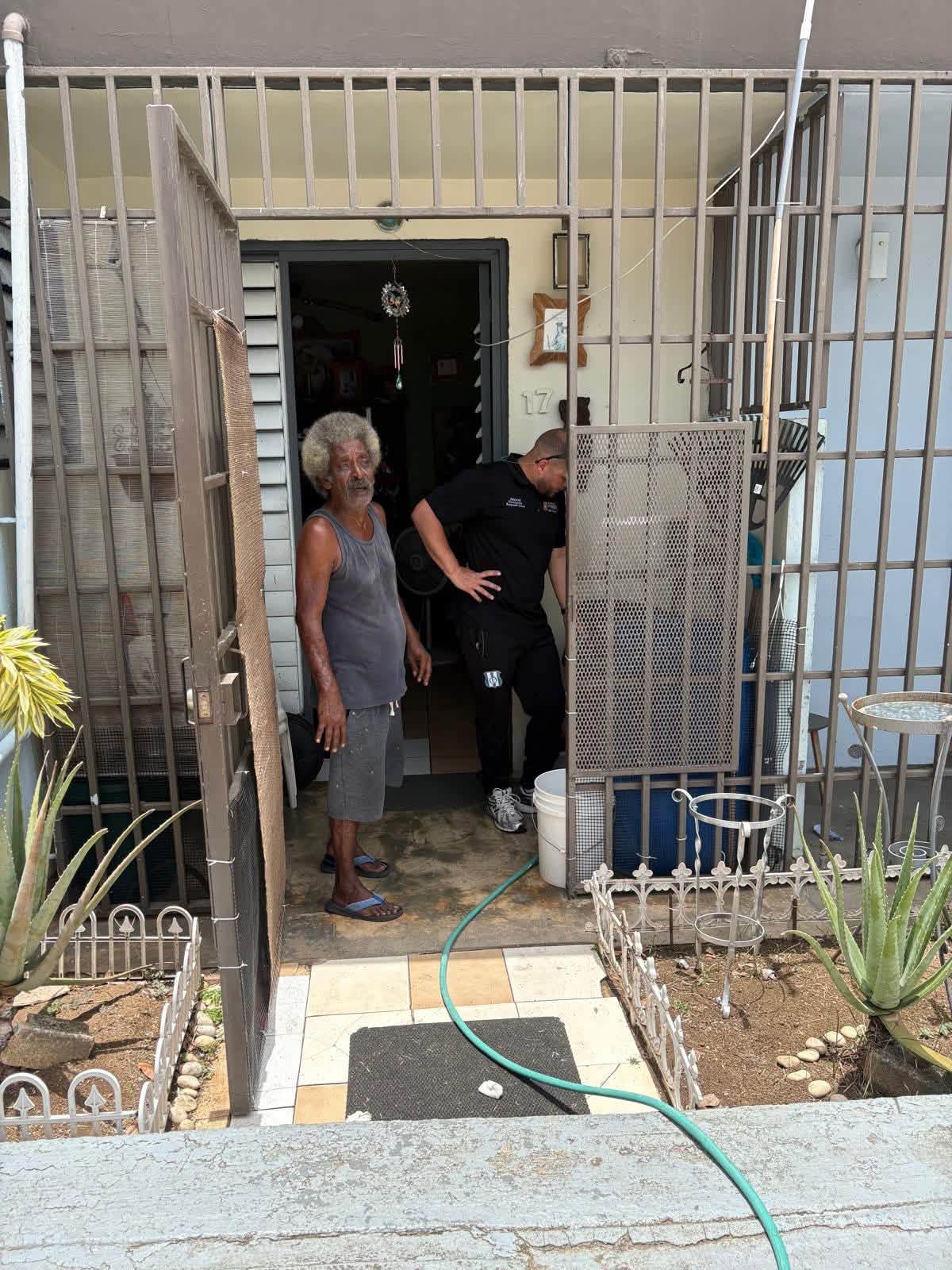 Entregan y Reparten Agua en Residencial Las Casas y Égida Leopoldo Figueroa - Foto 3