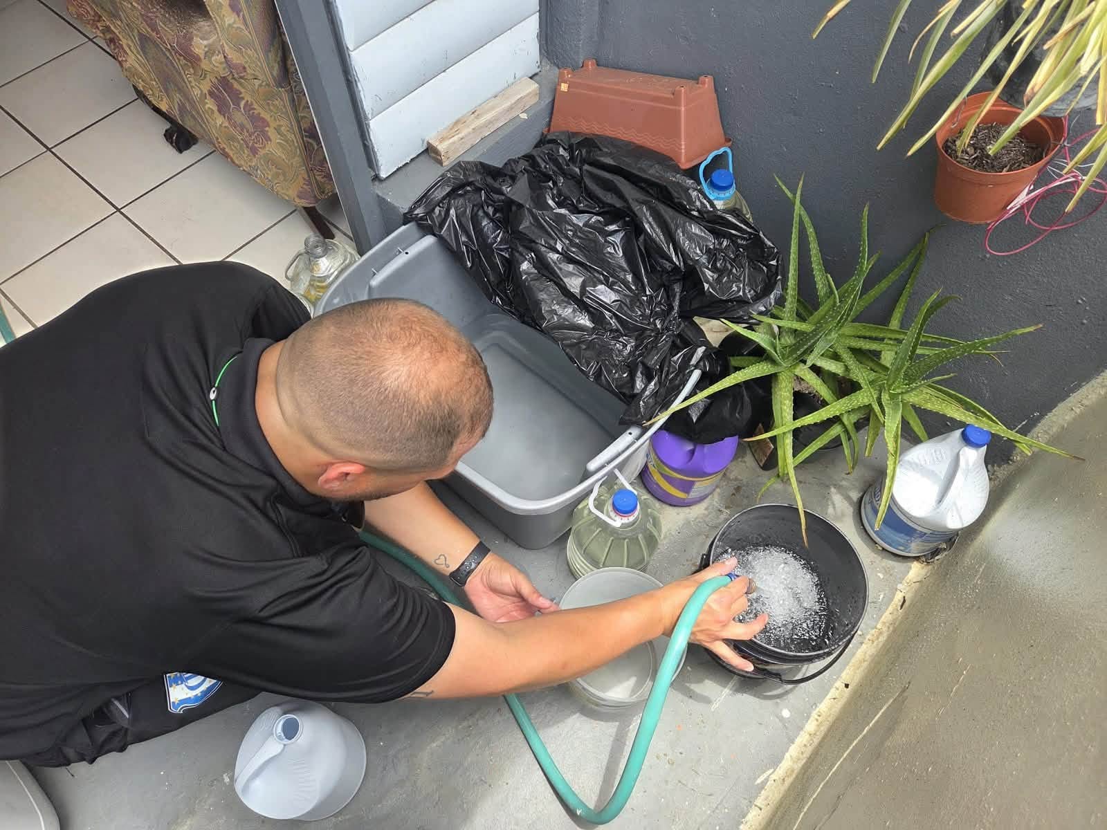 Entregan y Reparten Agua en Residencial Las Casas y Égida Leopoldo Figueroa - Foto 1