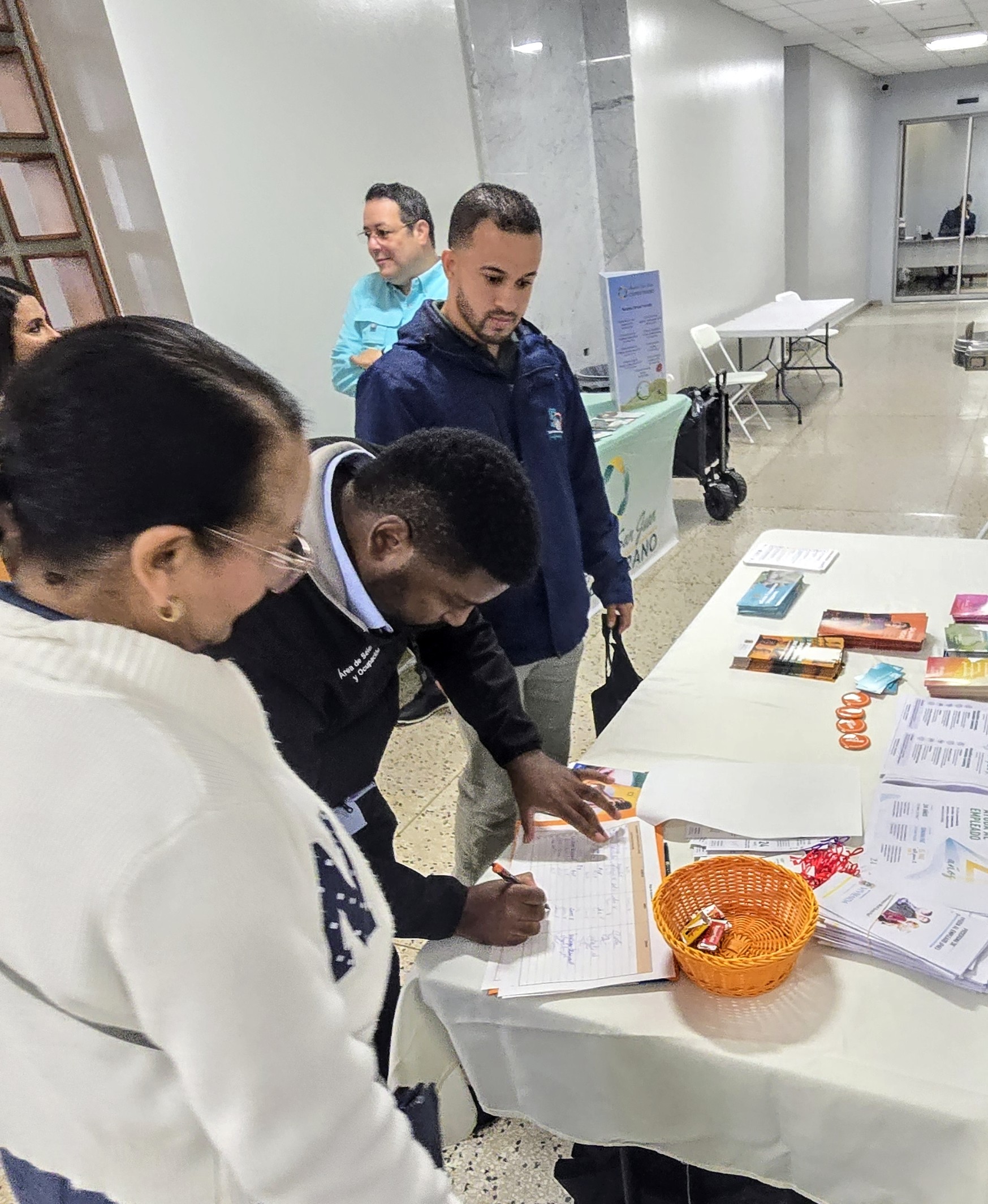 Vivienda Se Une a Campaña de Prevención del Suicidio - Foto 4