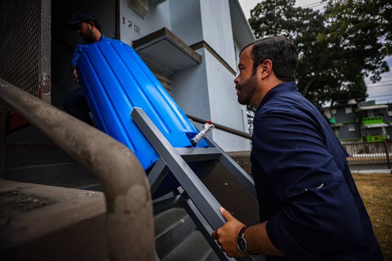 Jose Yovín Inicia Entrega de Cisternas en Residenciales Públicos - Foto 7