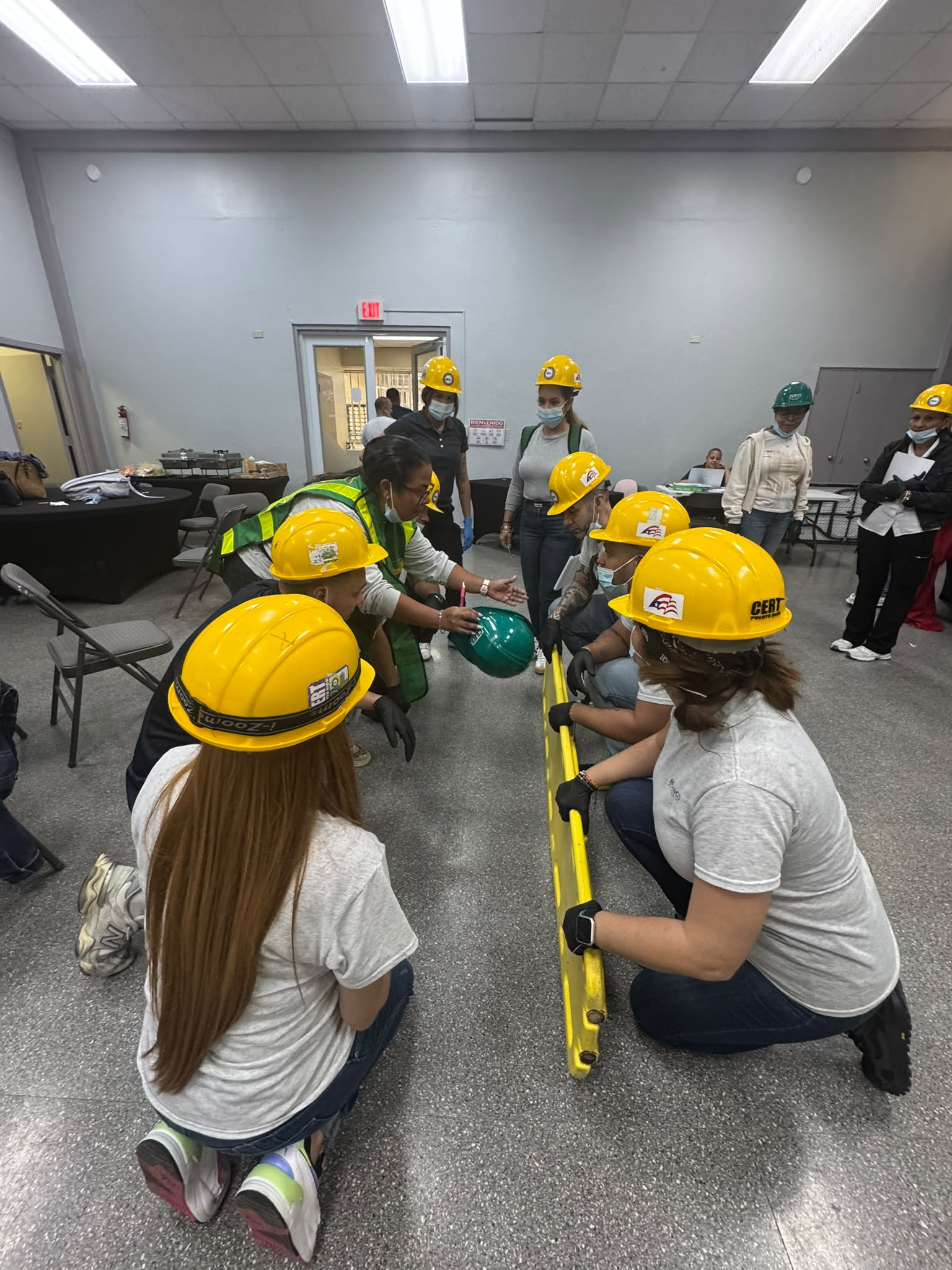 Certifican a Residentes y Personal de Agente Administrador del Curso CERT en Ponce - Foto 3