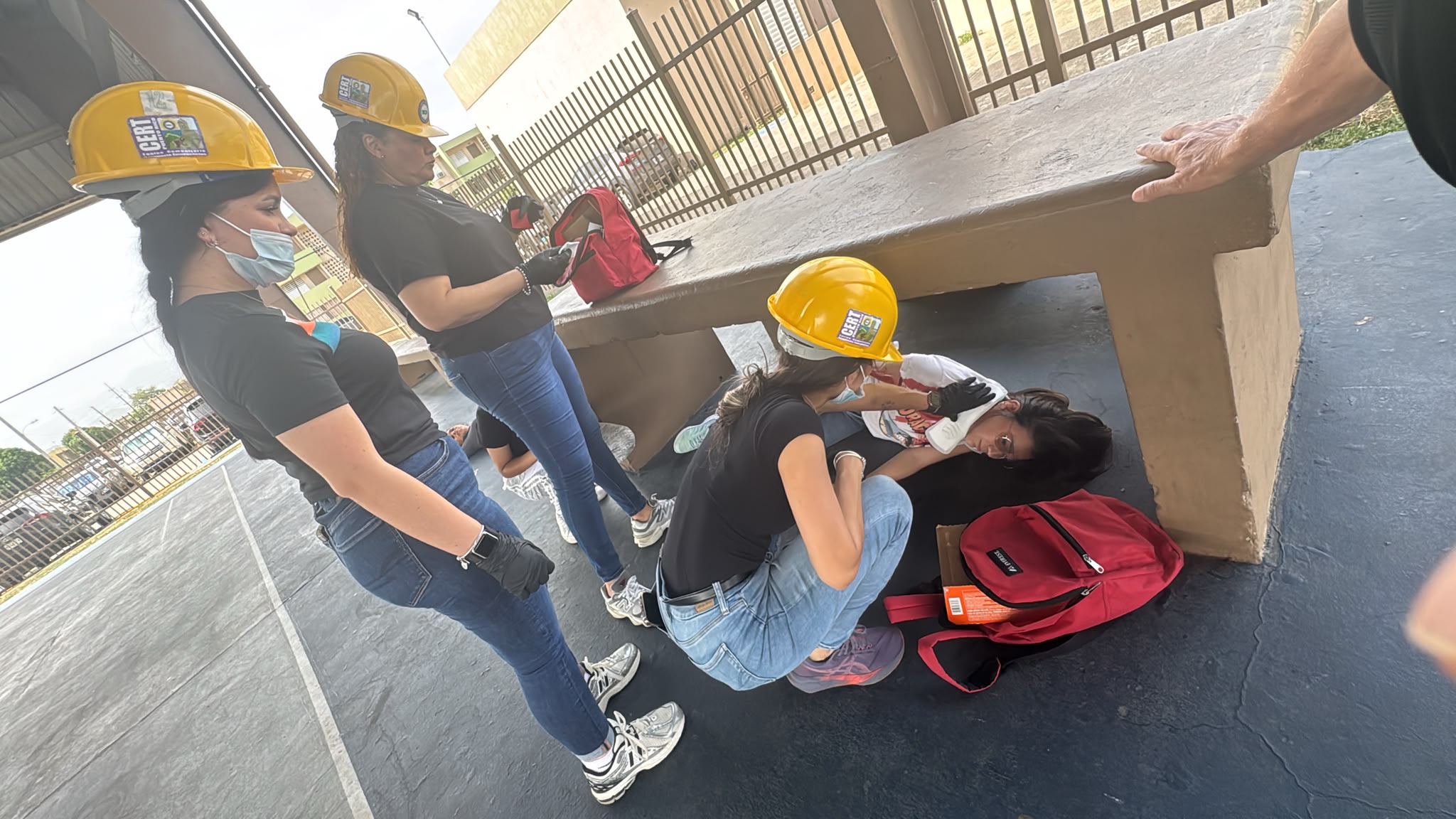 Certifican a Residentes y Personal de Agente Administrador del Curso CERT en Ponce - Foto 7