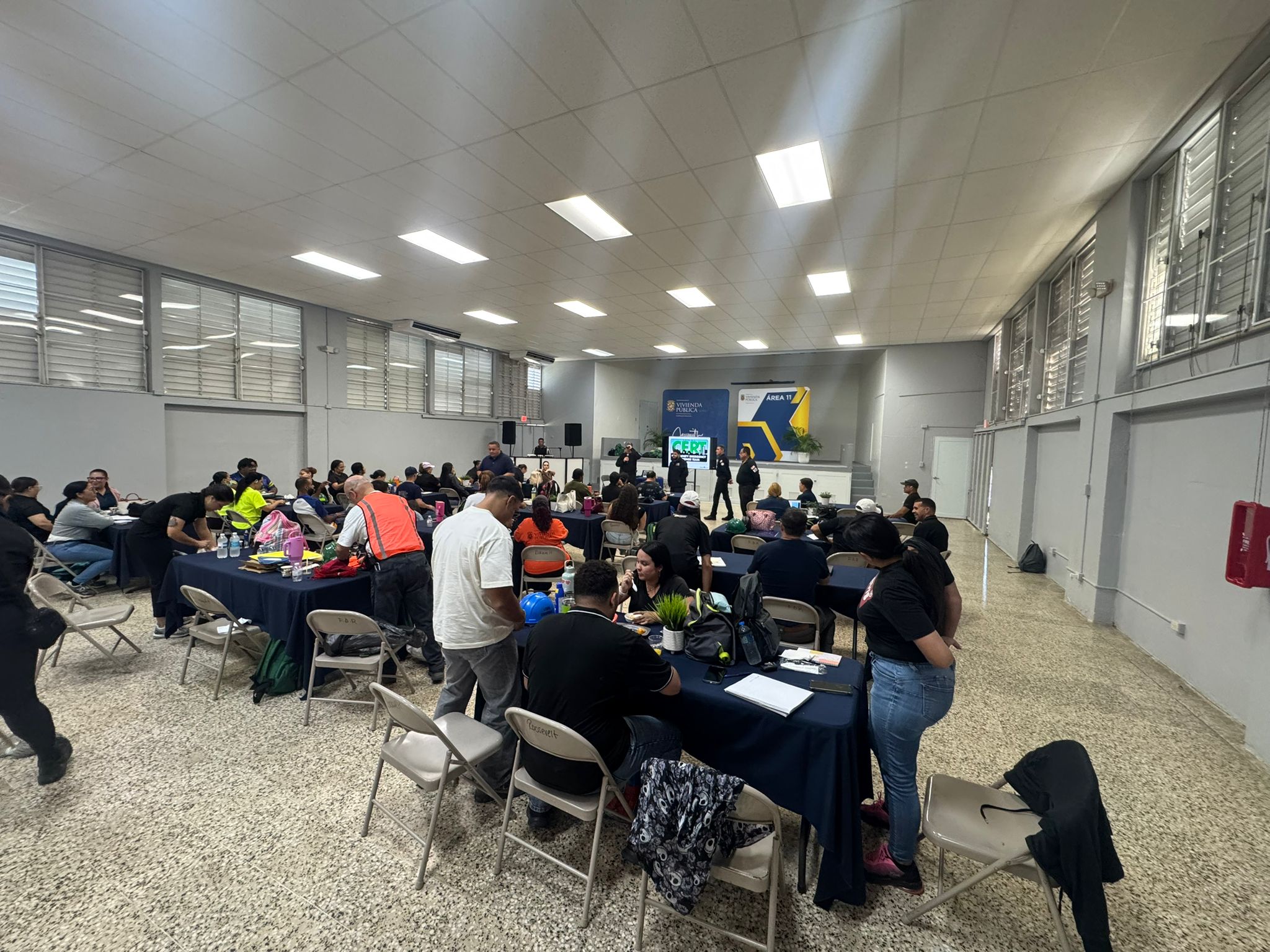 Más Residentes de Vivienda Pública Toman Cursos CERT - Foto 8