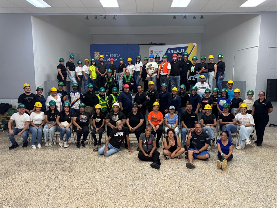 Residentes de Vivienda Pública y Personal de Cracco Se Gradúan de Curso CERT - Foto 2
