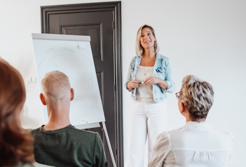 Jose legt uit op een whiteboard