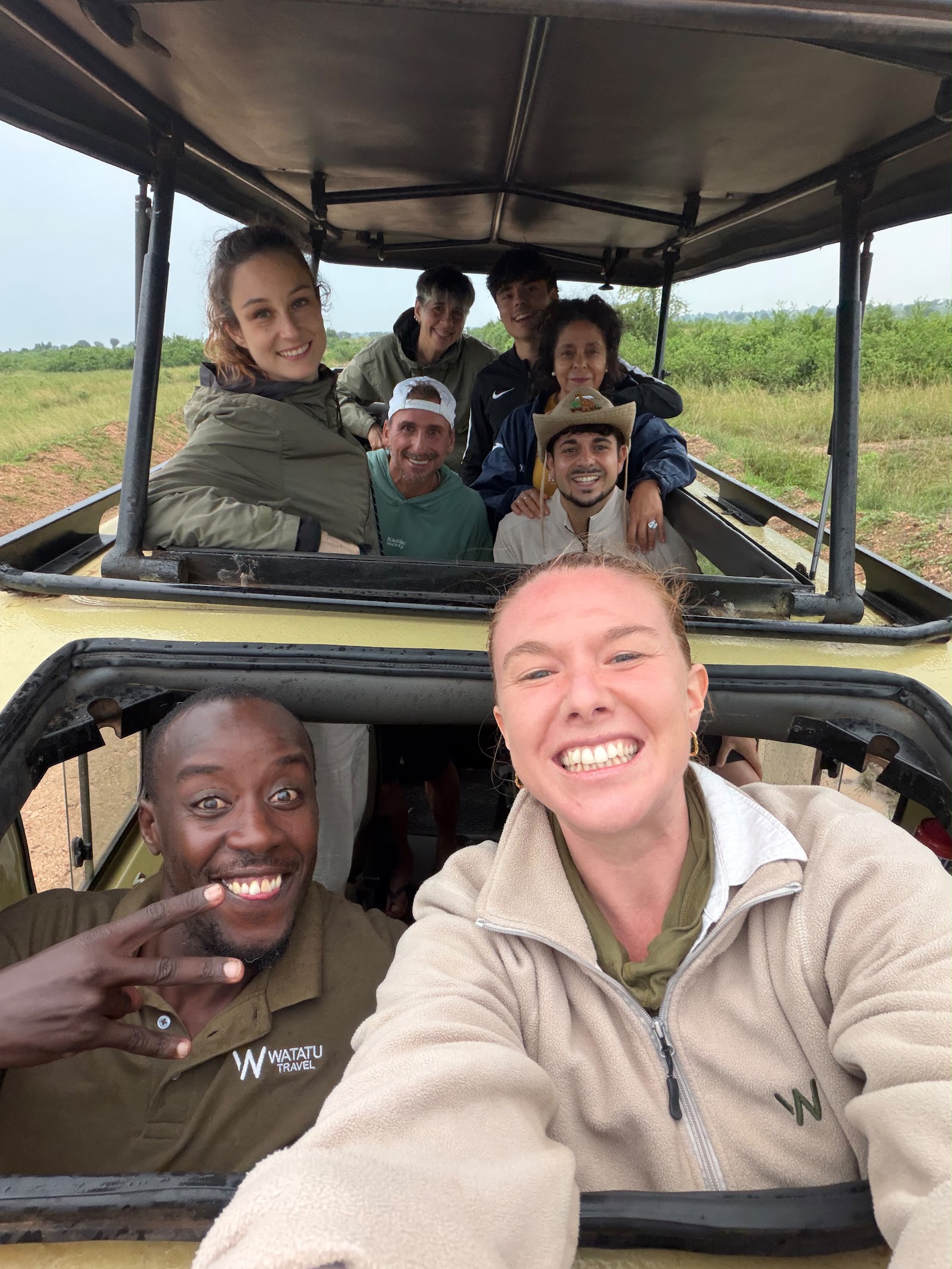 Grup de turistes somrients en un vehicle de safari de Watatu Travel a Zàmbia