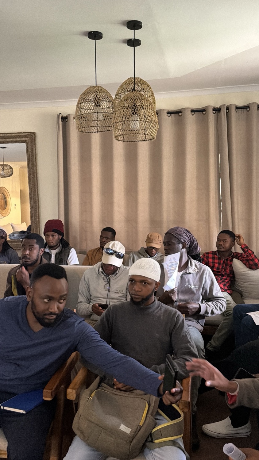 Grup de persones assegudes en una sala durant una reunió o sessió de formació
