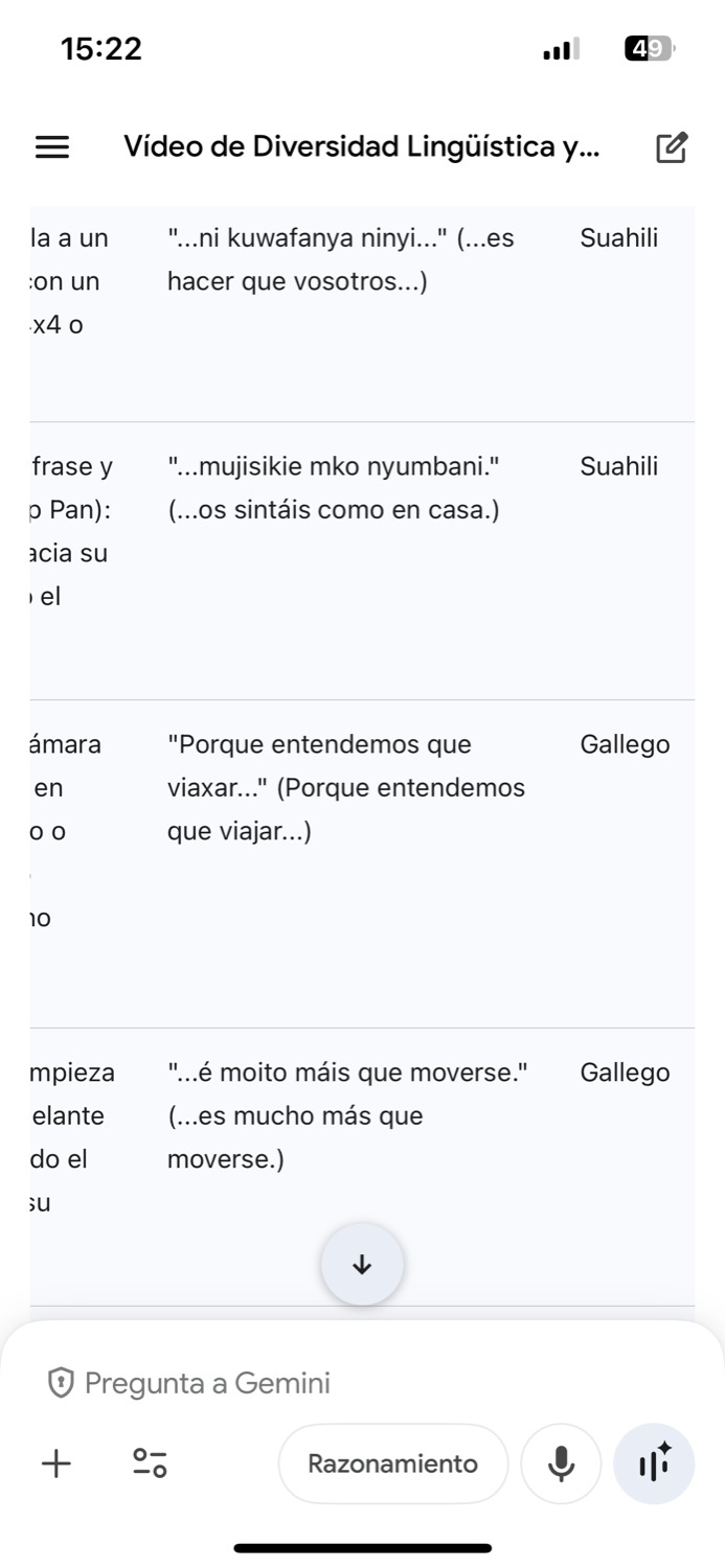 Pantalla de móvil mostrando texto en suahili y gallego con traducciones al español