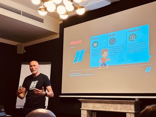 Vortragender Stefan Böck über das H.E.R.O. Prinzip