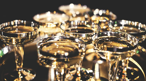 Prickelnder Champagner in Gläser in Gold