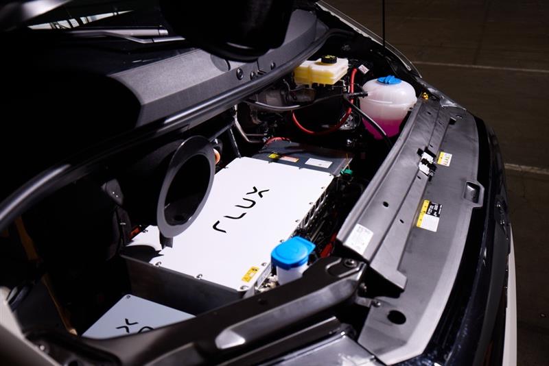 Geöffneter Motorraum des MAN TGE electrified by Flux mit sichtbaren Komponenten