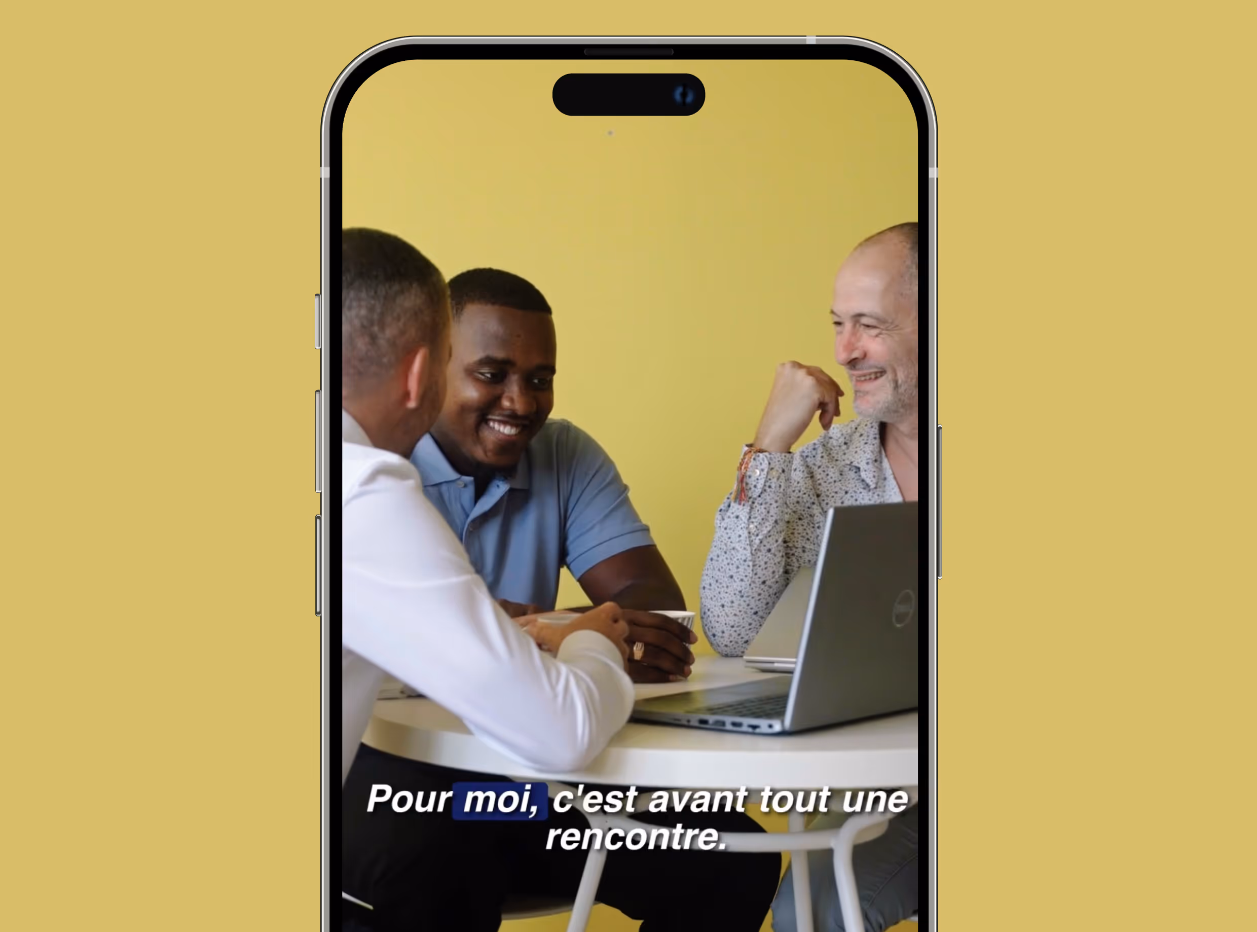 Une jeune femme souriante en manteau noir tenant une boîte de skyr lors d'une interview en rue, un micro pointé vers elle.