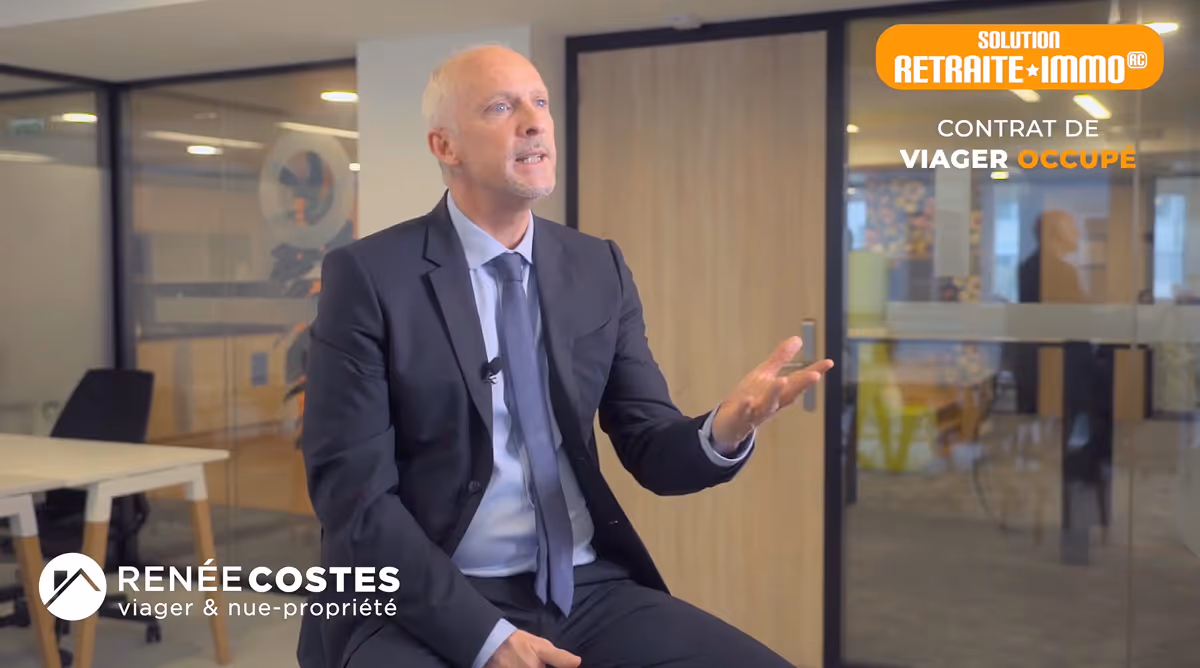 Femme assise sur un canapé rouge avec des produits alimentaires variés disposés sur une table devant elle dans un bureau moderne.