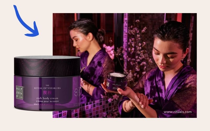 Rituals Store-Ambiente mit stimmungsvoller Beleuchtung und Produktpräsentation