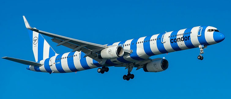 Condor Flugzeug mit Streifen-Lackierung als Teil der Markenidentität
