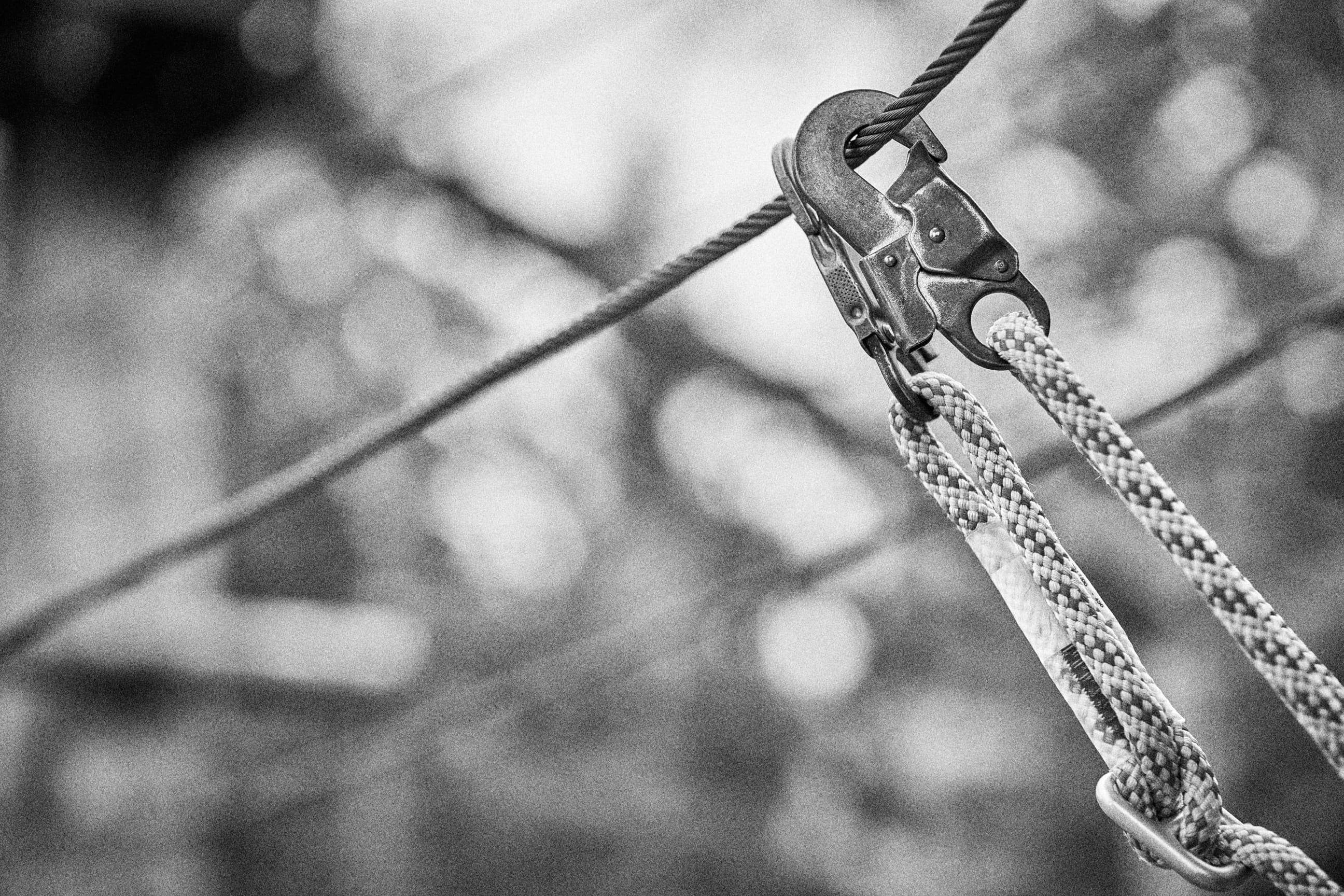 Das minimalistische Schwarz-Weiß-Foto zeigt den Karabiner eines Seilparks und ist für den Kunden Klinik Wollmarshöhe bestimmt. 