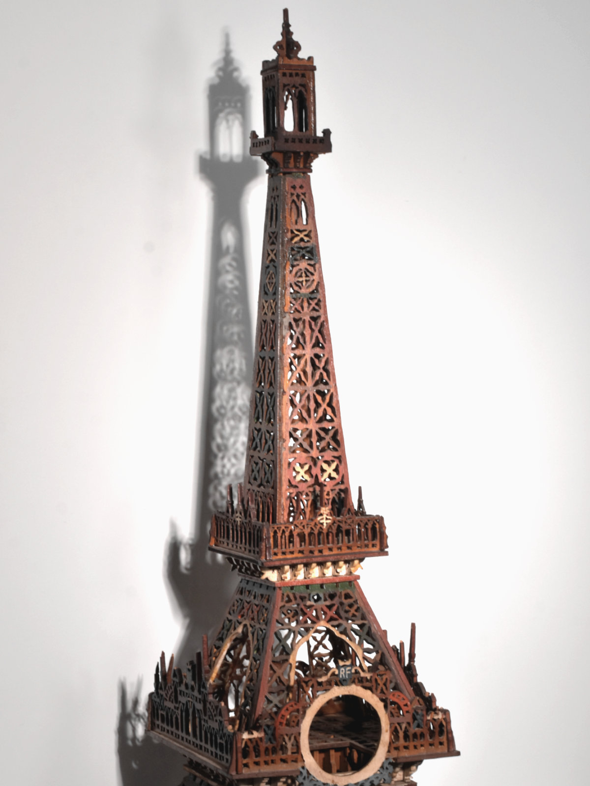 Grande Tour Eiffel en bois découpé et polychrome - Art populaire Français, circa 1900