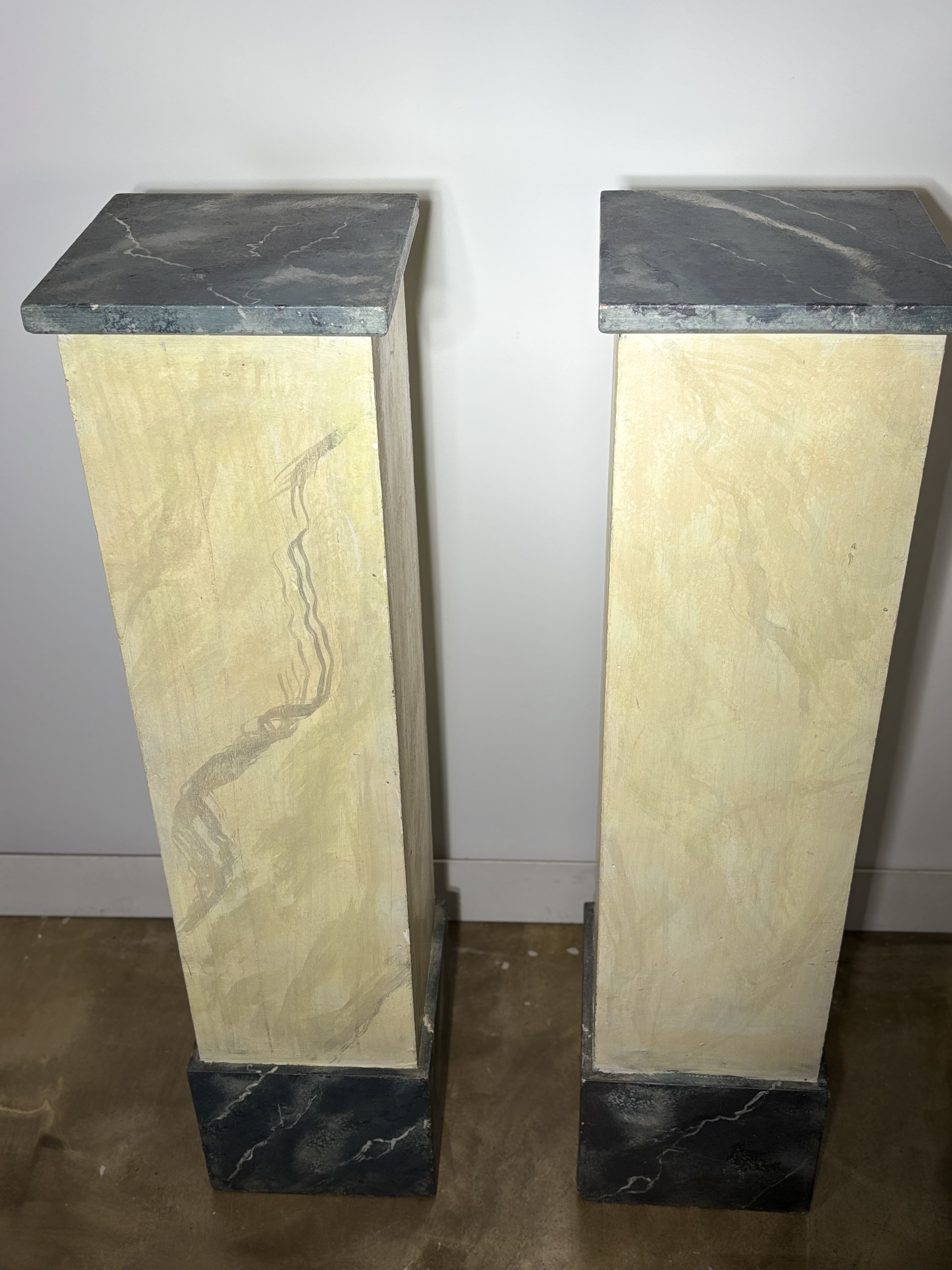 Paire de colonnes piédestaux en bois peint en trompe-l'oeil de marbre - XXe siècle