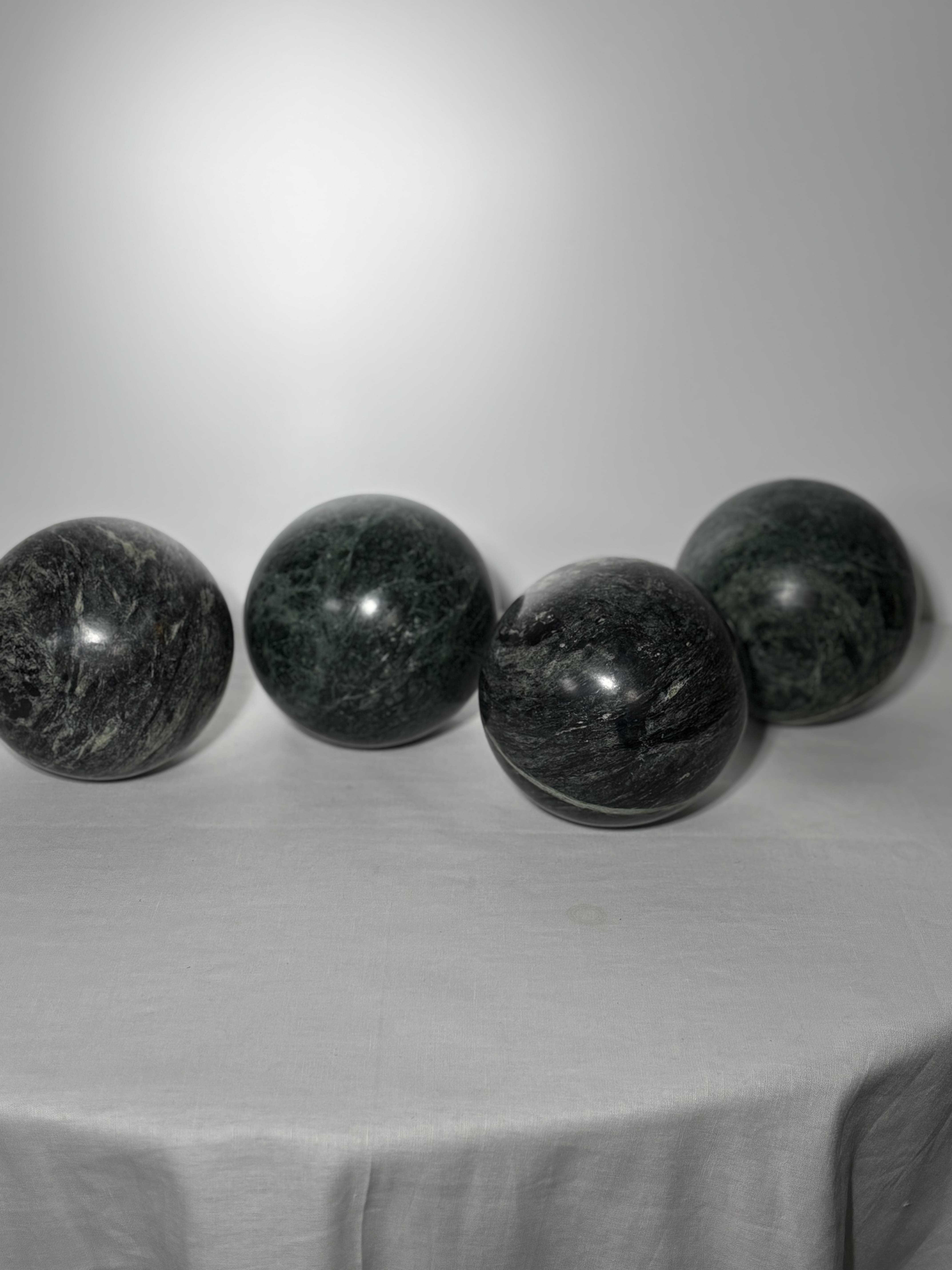 Sphères décoratives en marbre vert - Ensemble de 4 pièces - XXe siècle