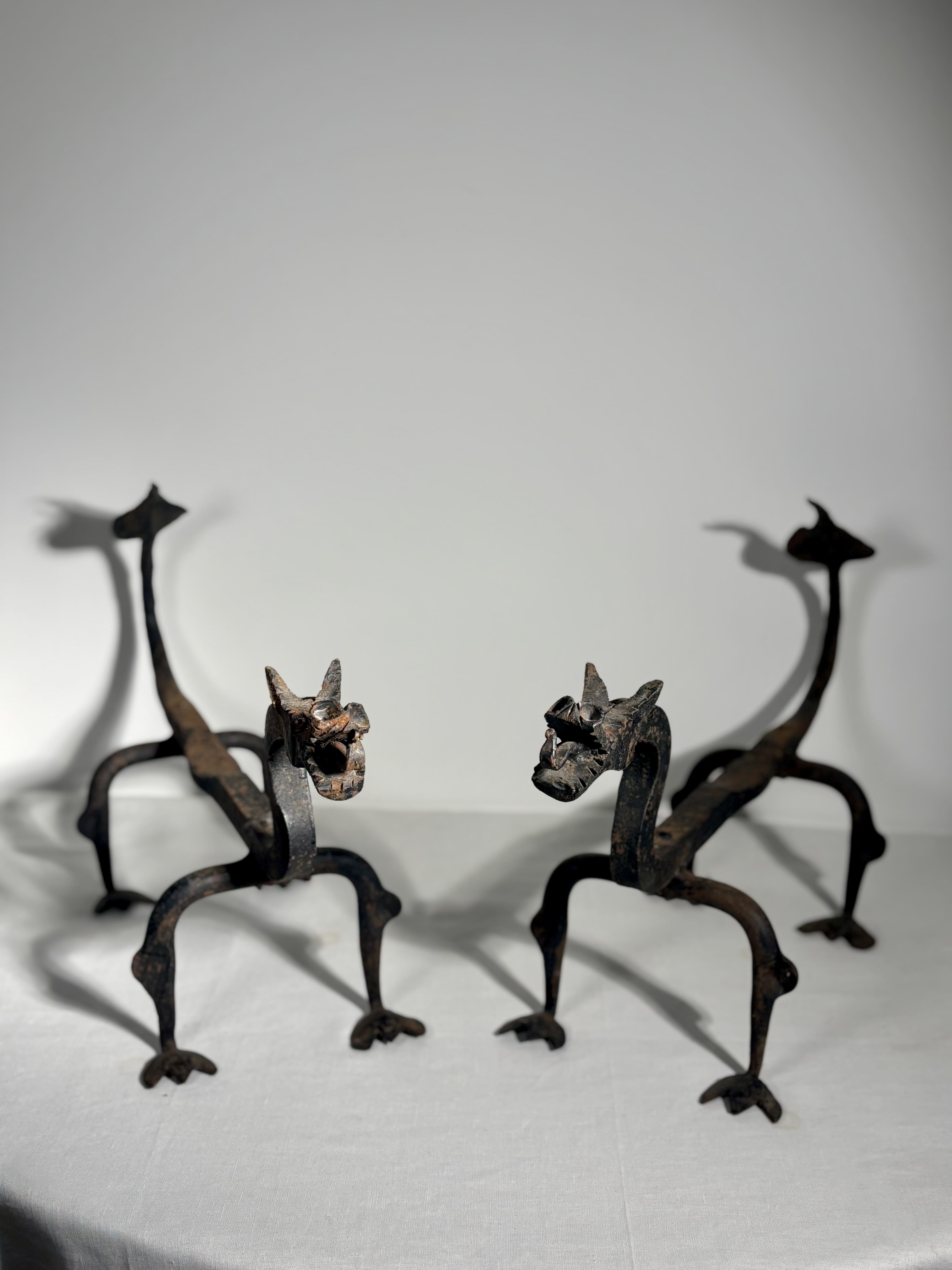 Paire de chenets dragons en fer forgé - provenance Bruges, Belgique- XXe siècle 
