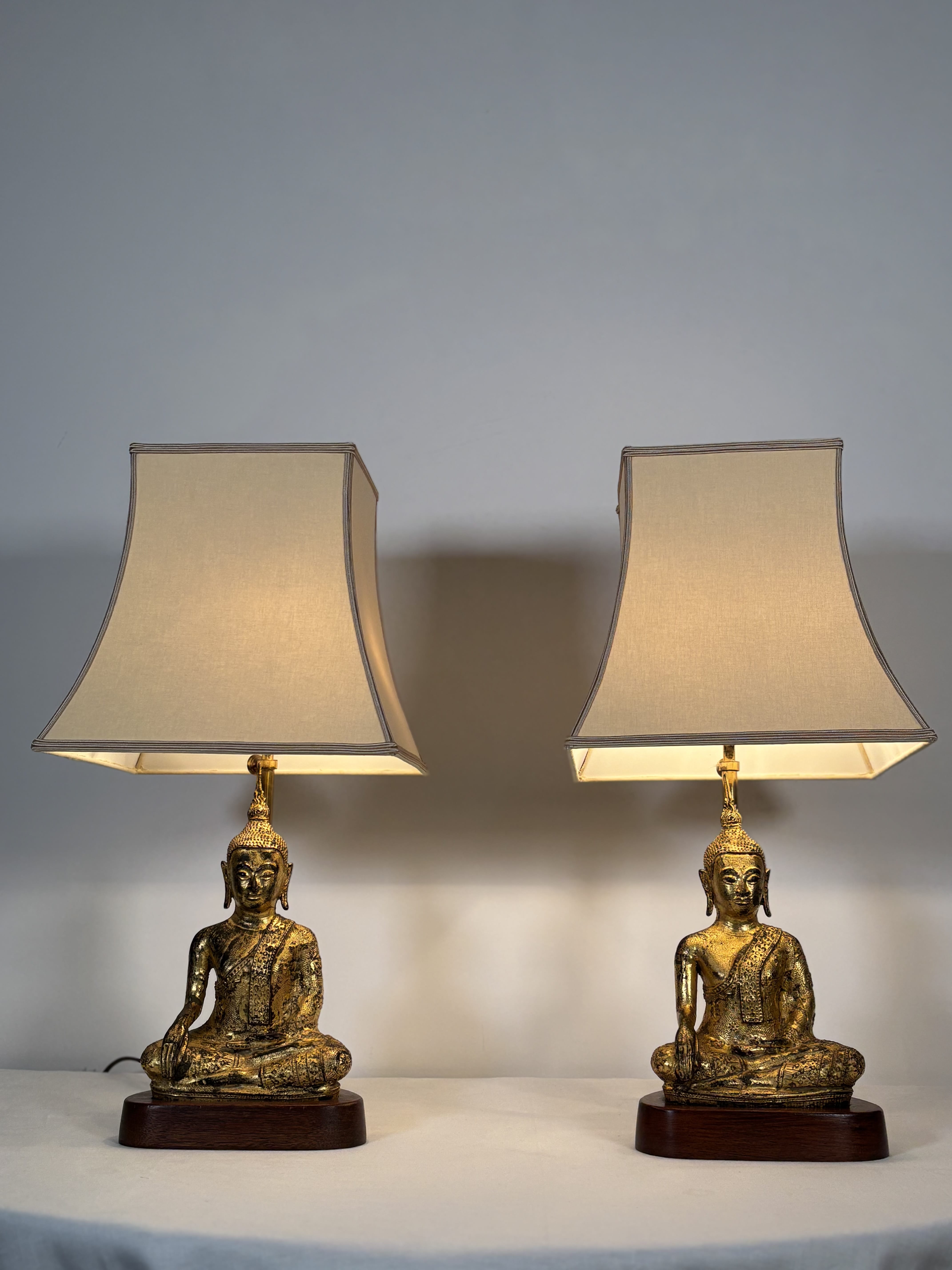 Paire de lampes Bouddha en fonte dorée - Travail d'Asie du Sud-Est - XXe siècle