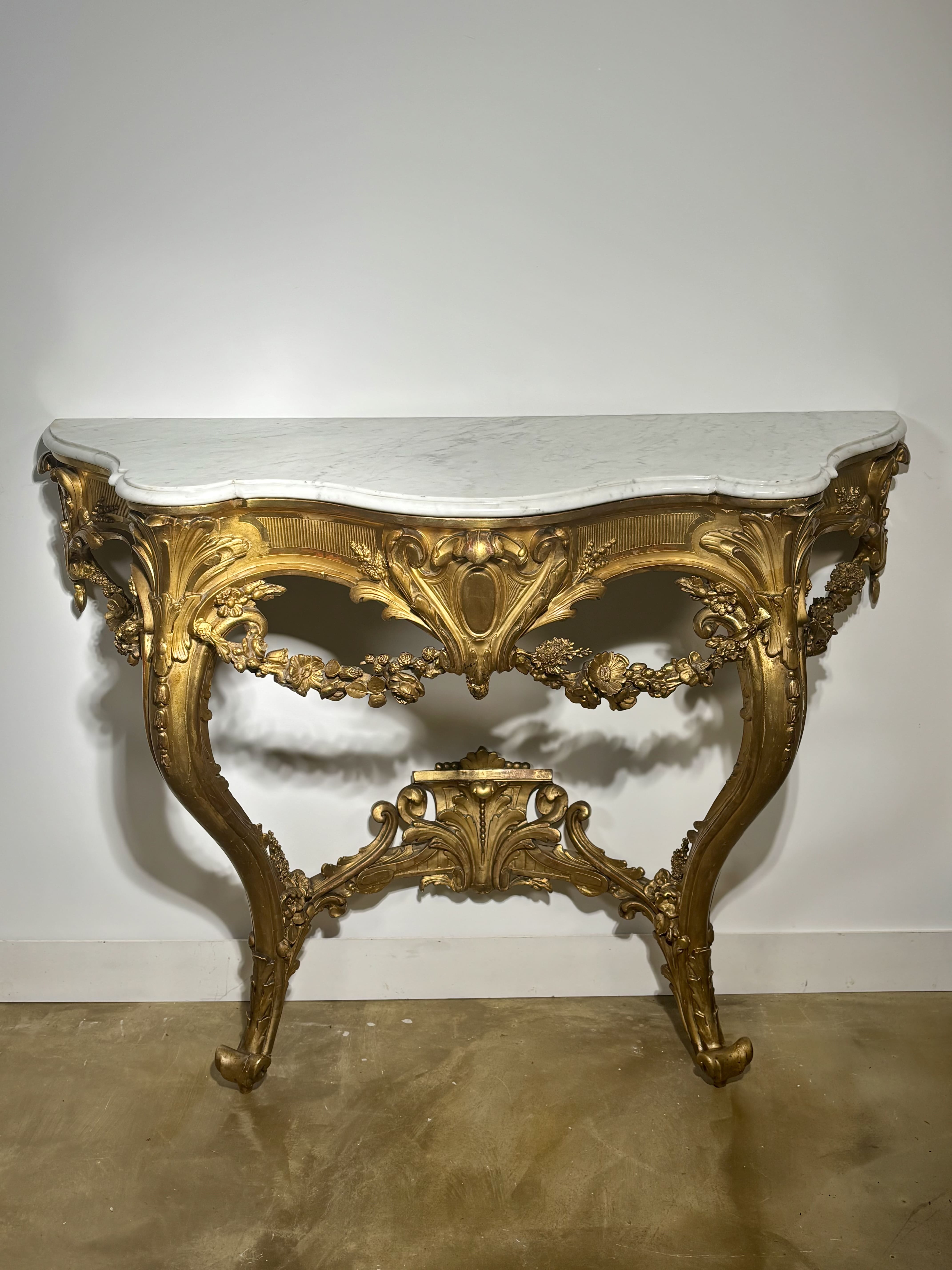 Console d'applique en bois sculpté et doré, plateau en marbre blanc - XIXe siècle