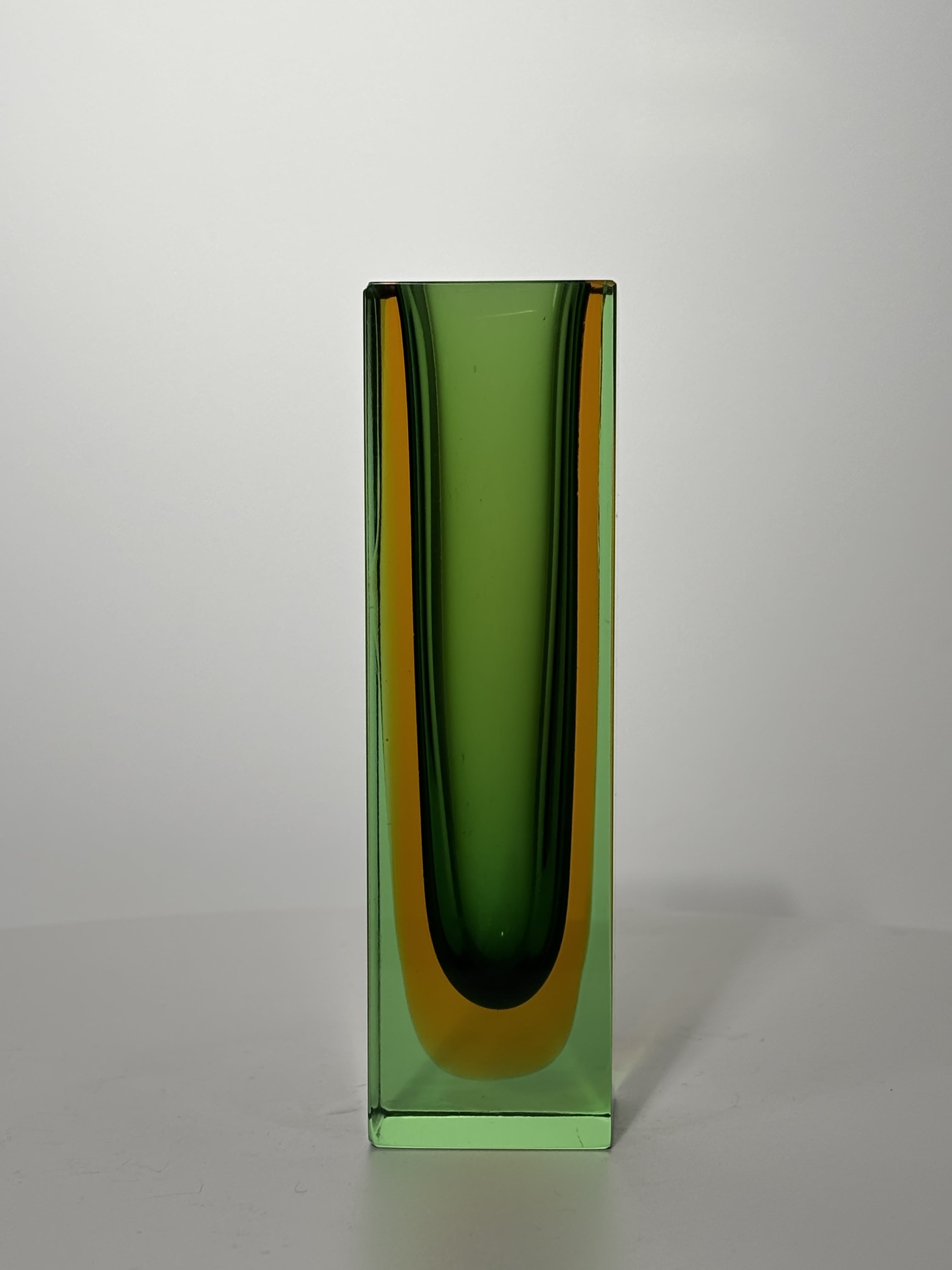 Vase sommerso Murano vert et ambre, Italie, circa 1960-1970