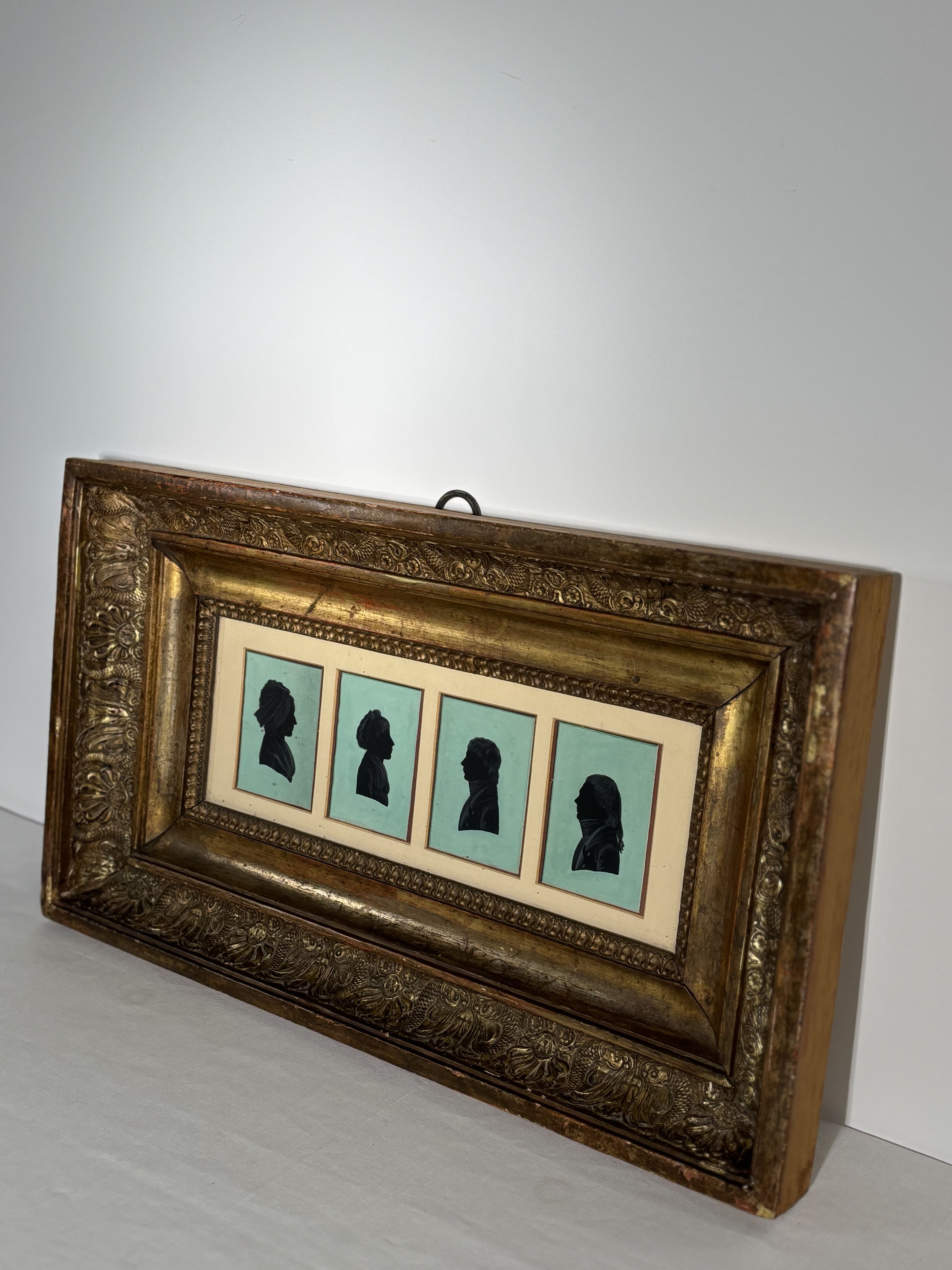 Suite de quatre portraits silhouettes peints, France, fin XVIII - début XIXe siècle