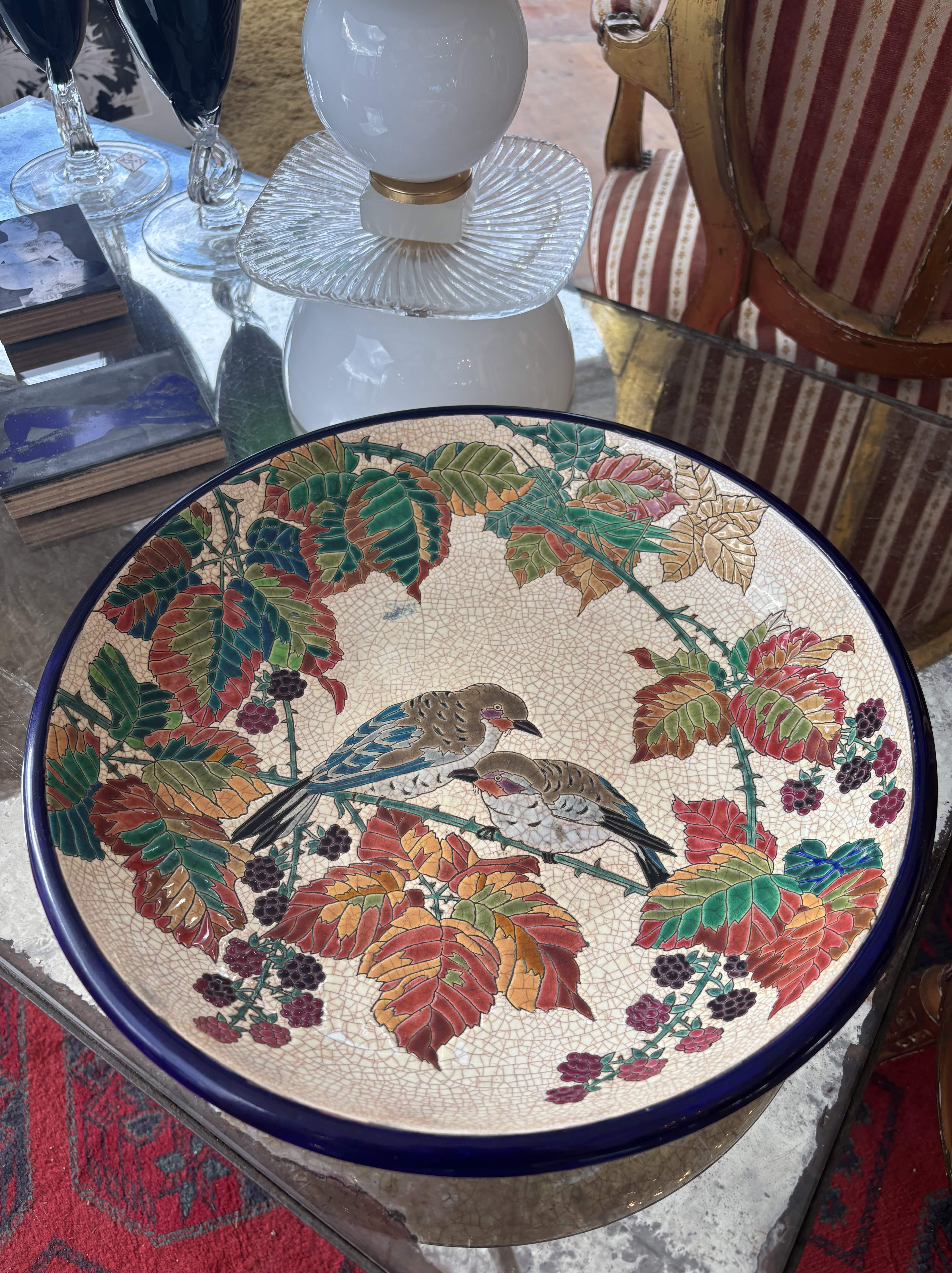 Grand plat en émaux de Longwy, décor aux oiseaux et mûres, circa 1950-1955