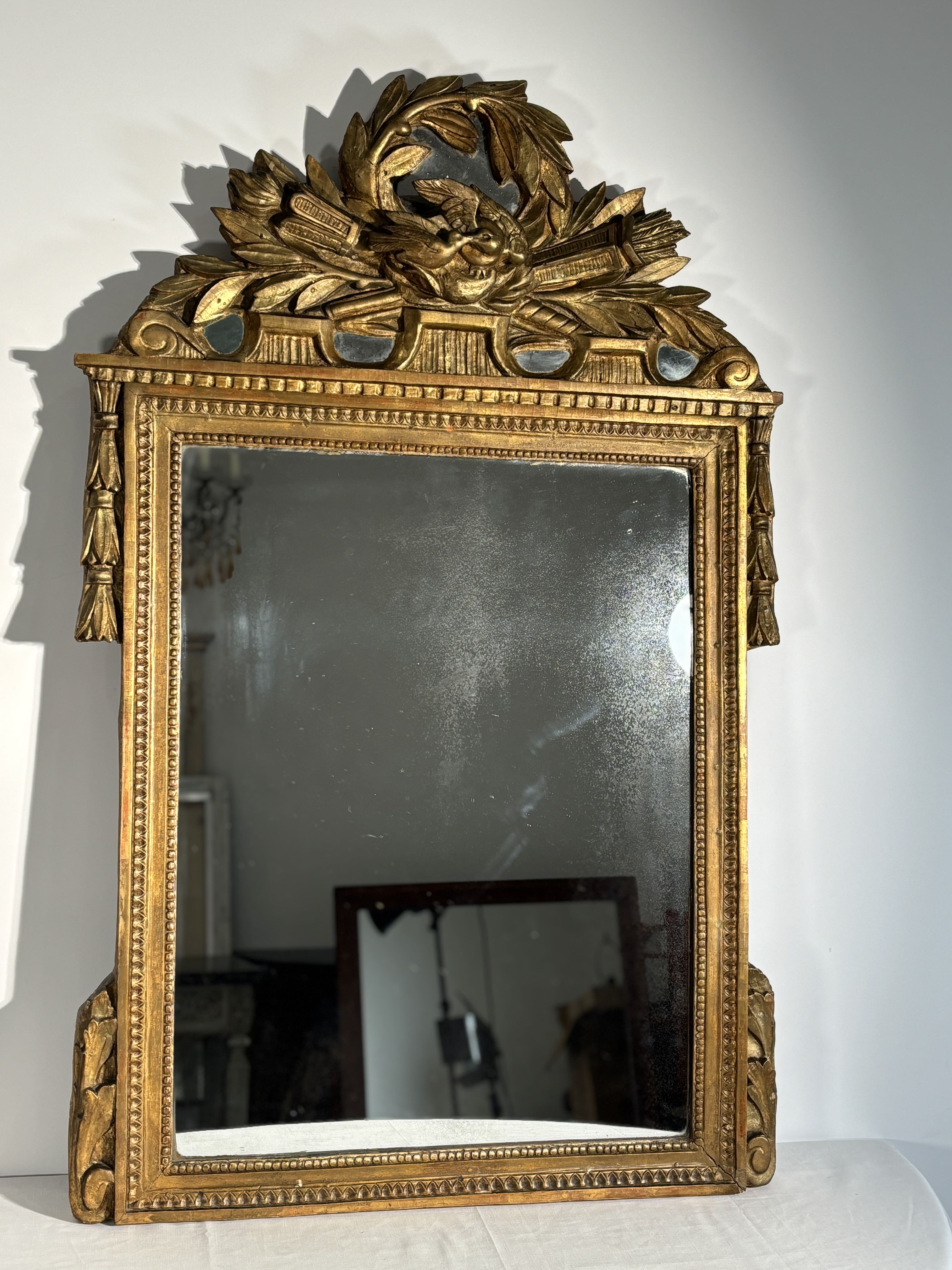 Miroir à fronton en bois doré sculpté, France, début XIXe siècle